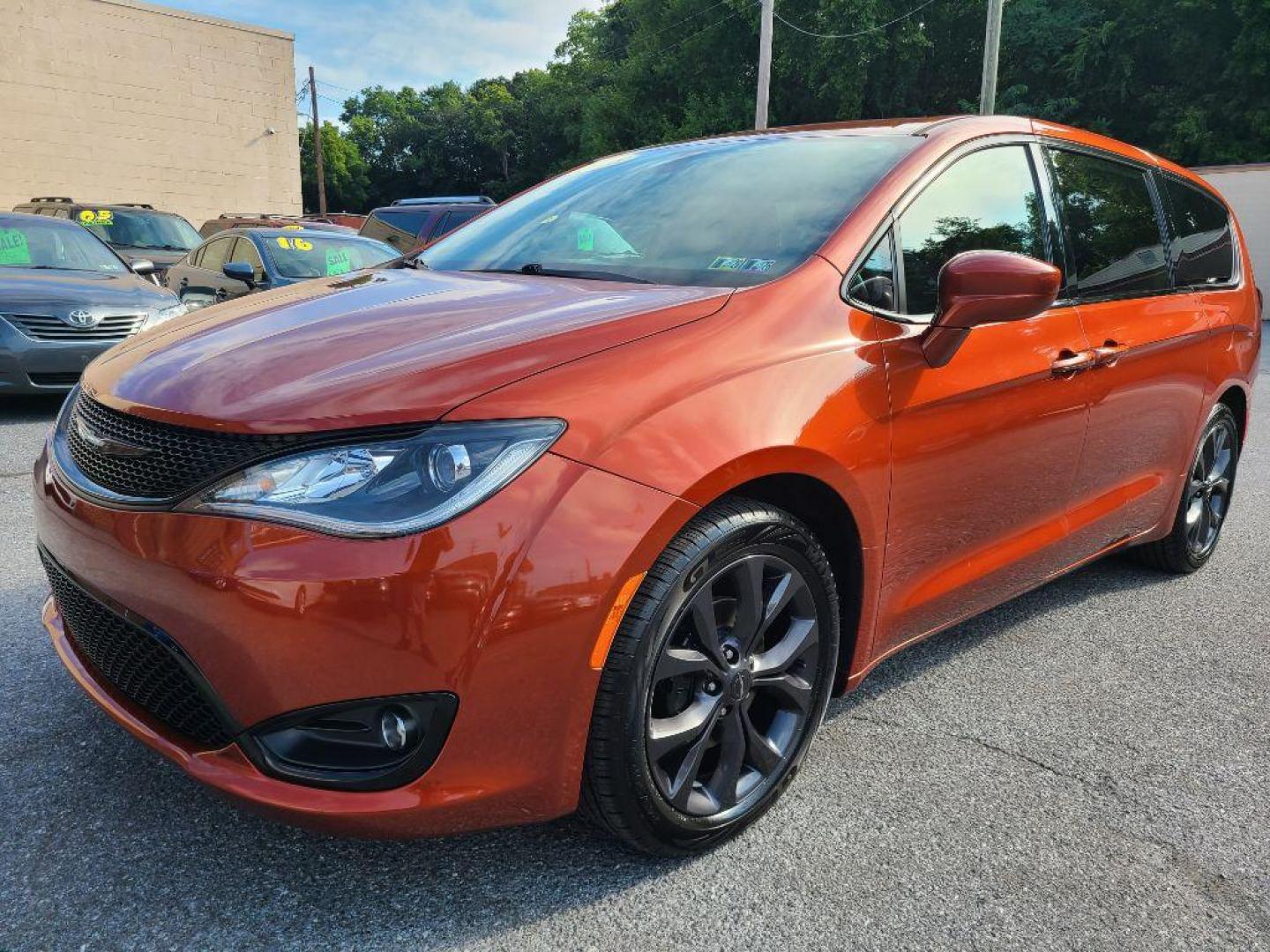 2018 ORANGE CHRYSLER PACIFICA TOURING PLUS (2C4RC1FG5JR) with an 3.6L engine, Automatic transmission, located at 7981 Paxton Street, Harrisburg, PA, 17111, (717) 561-2926, 40.261490, -76.749229 - WE FINANCE!!! Good Credit/ Bad Credit/ No Credit - ALL Trade-Ins Welcomed!!! ***Guaranteed Credit Approval*** APPLY ONLINE or CALL us TODAY ;) Internet Prices and Marketplace Prices are SPECIAL discounted ***CASH DEALS*** Retail Prices are higher. Please call us to discuss your cash and finan - Photo#0