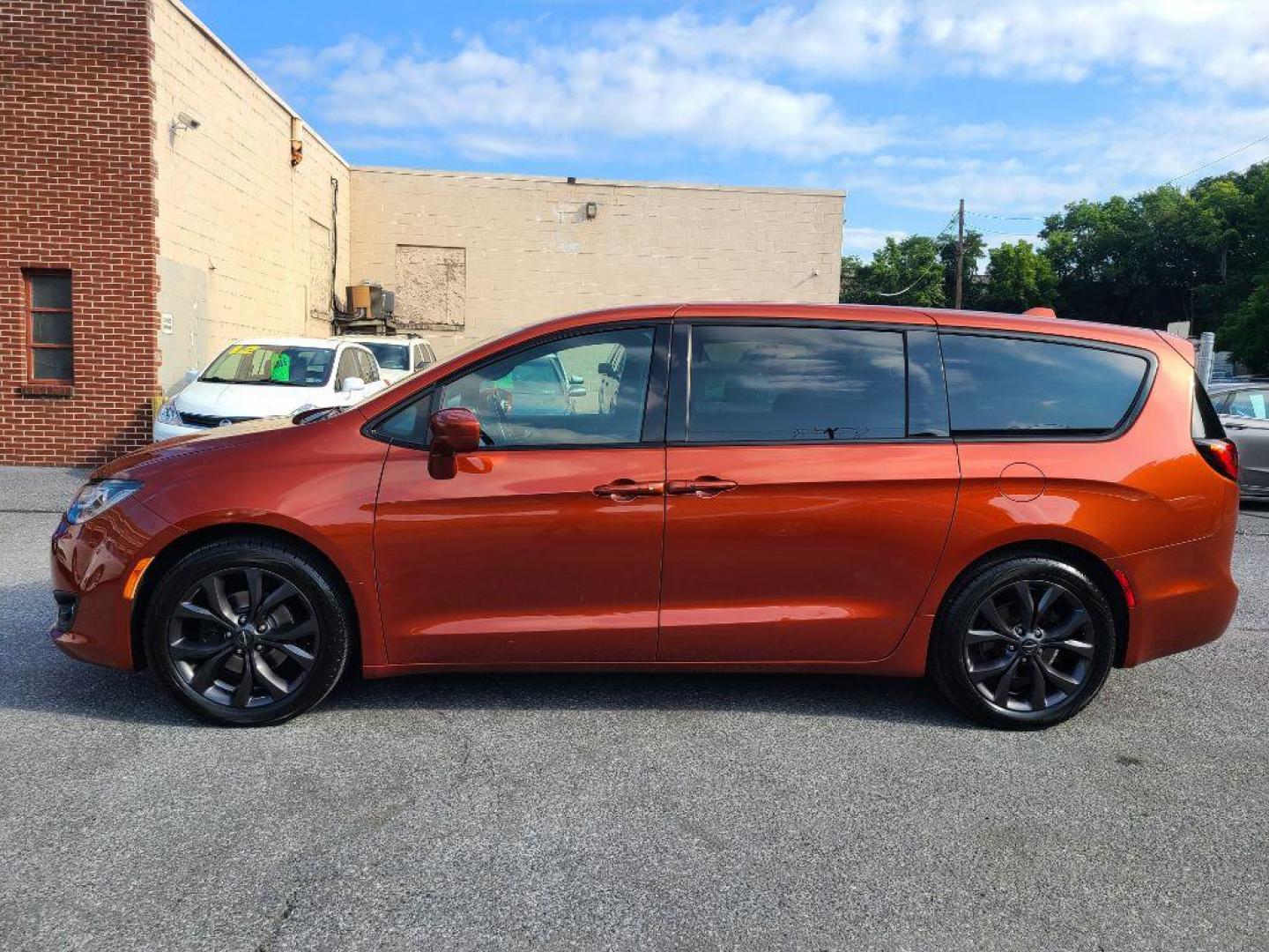 2018 ORANGE CHRYSLER PACIFICA TOURING PLUS (2C4RC1FG5JR) with an 3.6L engine, Automatic transmission, located at 7981 Paxton Street, Harrisburg, PA, 17111, (717) 561-2926, 40.261490, -76.749229 - WE FINANCE!!! Good Credit/ Bad Credit/ No Credit - ALL Trade-Ins Welcomed!!! ***Guaranteed Credit Approval*** APPLY ONLINE or CALL us TODAY ;) Internet Prices and Marketplace Prices are SPECIAL discounted ***CASH DEALS*** Retail Prices are higher. Please call us to discuss your cash and finan - Photo#1