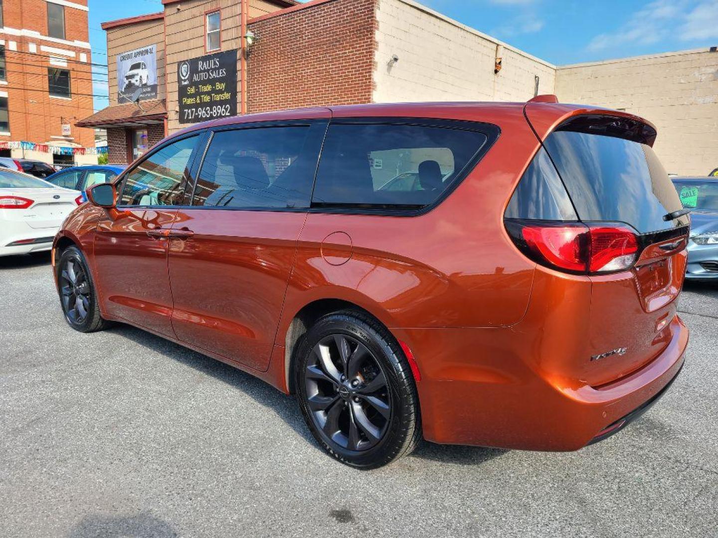 2018 ORANGE CHRYSLER PACIFICA TOURING PLUS (2C4RC1FG5JR) with an 3.6L engine, Automatic transmission, located at 7981 Paxton Street, Harrisburg, PA, 17111, (717) 561-2926, 40.261490, -76.749229 - WE FINANCE!!! Good Credit/ Bad Credit/ No Credit - ALL Trade-Ins Welcomed!!! ***Guaranteed Credit Approval*** APPLY ONLINE or CALL us TODAY ;) Internet Prices and Marketplace Prices are SPECIAL discounted ***CASH DEALS*** Retail Prices are higher. Please call us to discuss your cash and finan - Photo#2