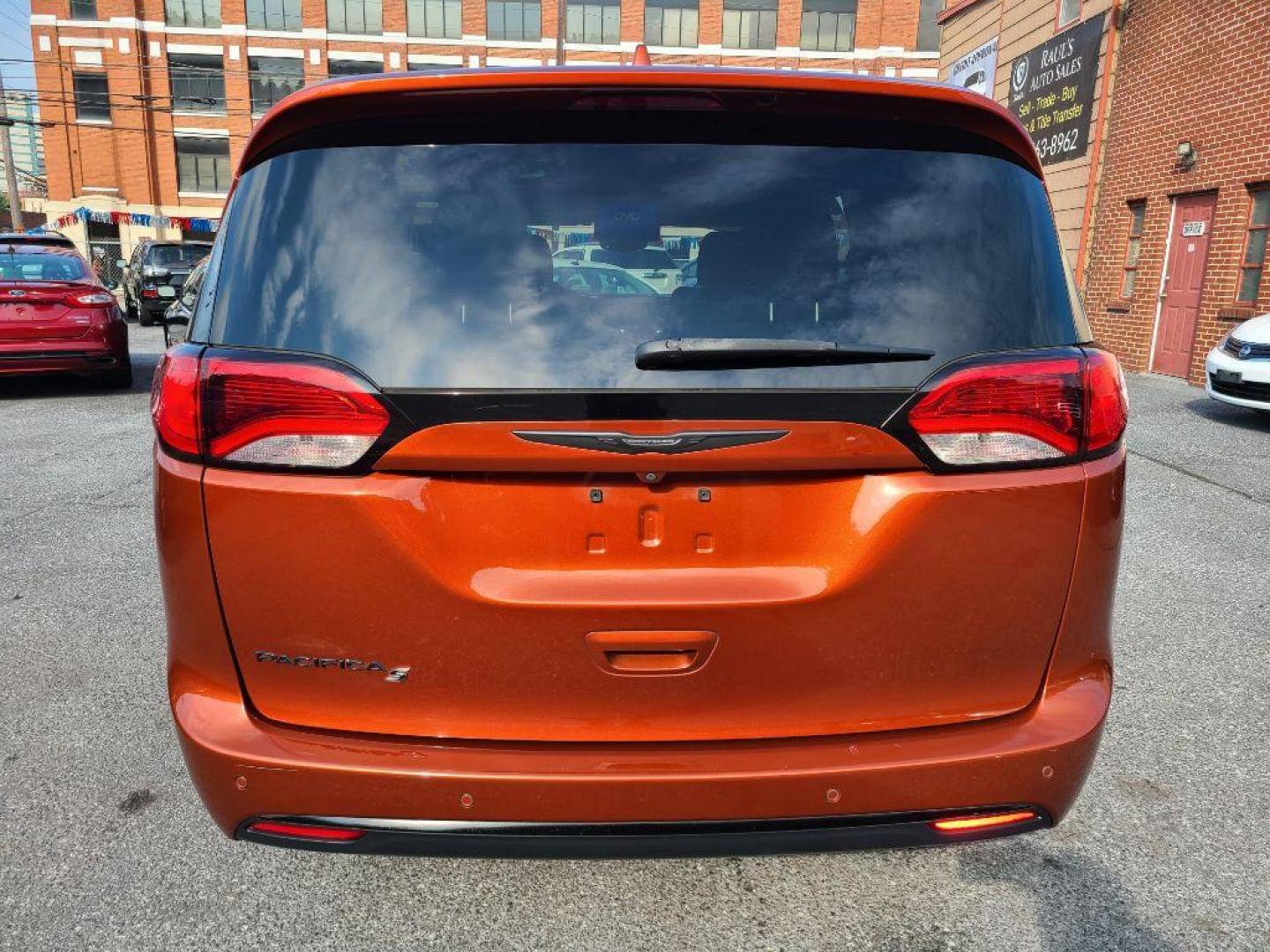 2018 ORANGE CHRYSLER PACIFICA TOURING PLUS (2C4RC1FG5JR) with an 3.6L engine, Automatic transmission, located at 7981 Paxton Street, Harrisburg, PA, 17111, (717) 561-2926, 40.261490, -76.749229 - WE FINANCE!!! Good Credit/ Bad Credit/ No Credit - ALL Trade-Ins Welcomed!!! ***Guaranteed Credit Approval*** APPLY ONLINE or CALL us TODAY ;) Internet Prices and Marketplace Prices are SPECIAL discounted ***CASH DEALS*** Retail Prices are higher. Please call us to discuss your cash and finan - Photo#3