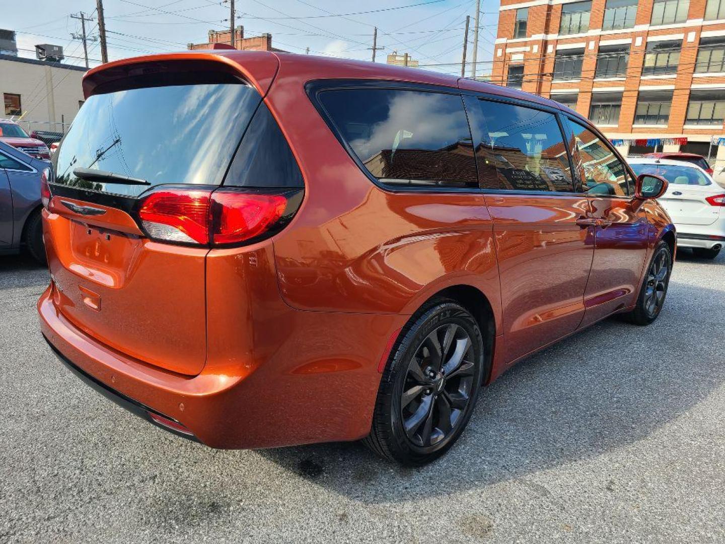 2018 ORANGE CHRYSLER PACIFICA TOURING PLUS (2C4RC1FG5JR) with an 3.6L engine, Automatic transmission, located at 7981 Paxton Street, Harrisburg, PA, 17111, (717) 561-2926, 40.261490, -76.749229 - WE FINANCE!!! Good Credit/ Bad Credit/ No Credit - ALL Trade-Ins Welcomed!!! ***Guaranteed Credit Approval*** APPLY ONLINE or CALL us TODAY ;) Internet Prices and Marketplace Prices are SPECIAL discounted ***CASH DEALS*** Retail Prices are higher. Please call us to discuss your cash and finan - Photo#4