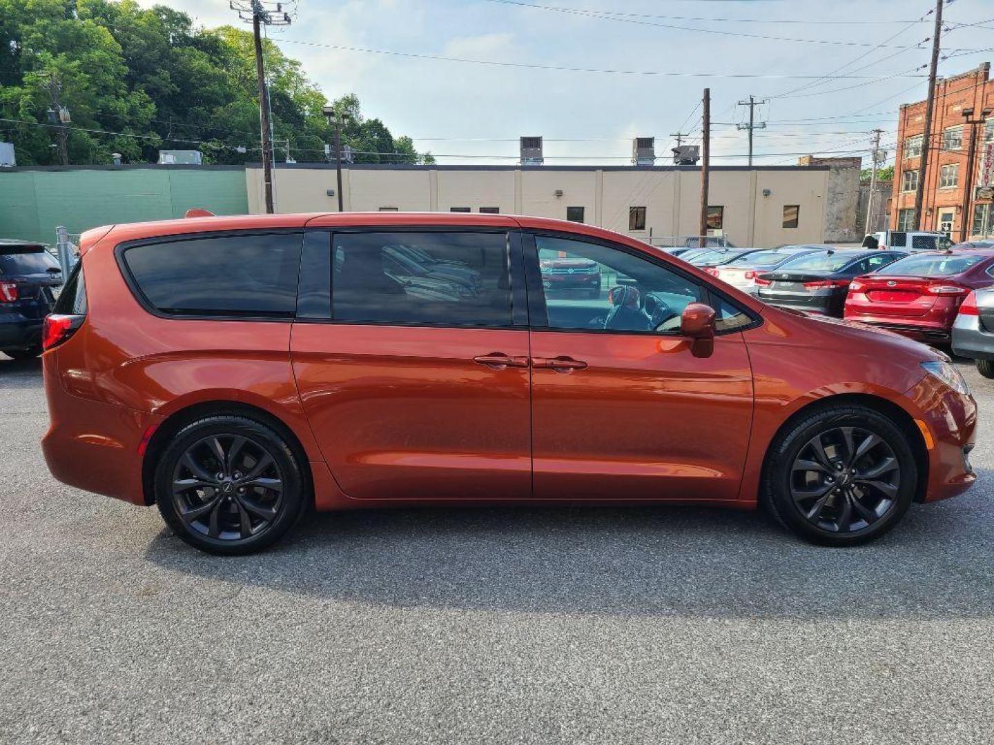 2018 ORANGE CHRYSLER PACIFICA TOURING PLUS (2C4RC1FG5JR) with an 3.6L engine, Automatic transmission, located at 7981 Paxton Street, Harrisburg, PA, 17111, (717) 561-2926, 40.261490, -76.749229 - WE FINANCE!!! Good Credit/ Bad Credit/ No Credit - ALL Trade-Ins Welcomed!!! ***Guaranteed Credit Approval*** APPLY ONLINE or CALL us TODAY ;) Internet Prices and Marketplace Prices are SPECIAL discounted ***CASH DEALS*** Retail Prices are higher. Please call us to discuss your cash and finan - Photo#5
