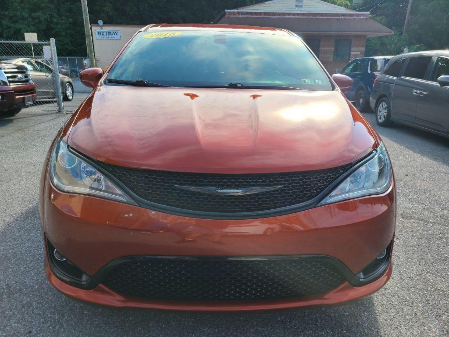 2018 ORANGE CHRYSLER PACIFICA TOURING PLUS (2C4RC1FG5JR) with an 3.6L engine, Automatic transmission, located at 7981 Paxton Street, Harrisburg, PA, 17111, (717) 561-2926, 40.261490, -76.749229 - WE FINANCE!!! Good Credit/ Bad Credit/ No Credit - ALL Trade-Ins Welcomed!!! ***Guaranteed Credit Approval*** APPLY ONLINE or CALL us TODAY ;) Internet Prices and Marketplace Prices are SPECIAL discounted ***CASH DEALS*** Retail Prices are higher. Please call us to discuss your cash and finan - Photo#7