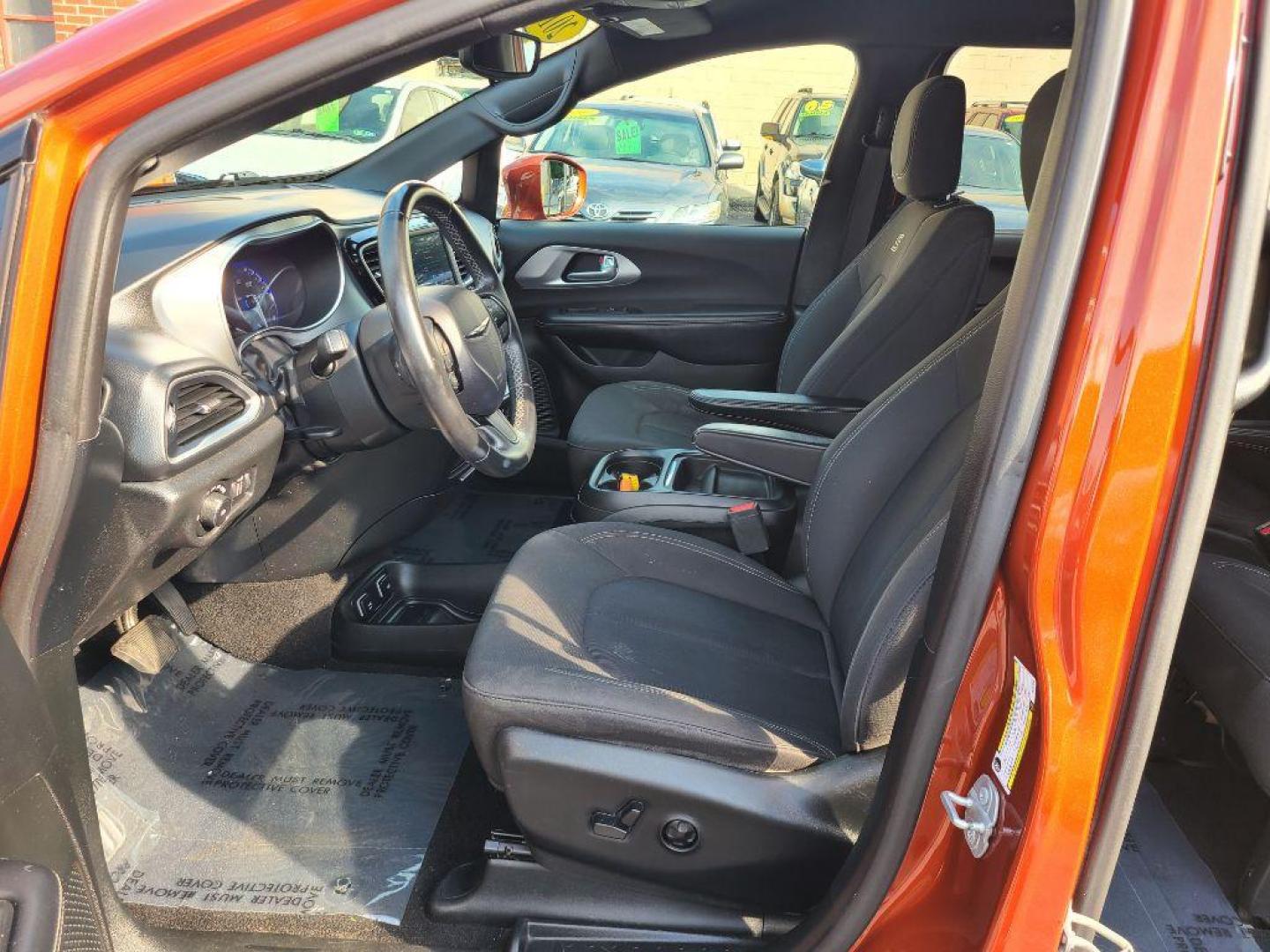 2018 ORANGE CHRYSLER PACIFICA TOURING PLUS (2C4RC1FG5JR) with an 3.6L engine, Automatic transmission, located at 7981 Paxton Street, Harrisburg, PA, 17111, (717) 561-2926, 40.261490, -76.749229 - WE FINANCE!!! Good Credit/ Bad Credit/ No Credit - ALL Trade-Ins Welcomed!!! ***Guaranteed Credit Approval*** APPLY ONLINE or CALL us TODAY ;) Internet Prices and Marketplace Prices are SPECIAL discounted ***CASH DEALS*** Retail Prices are higher. Please call us to discuss your cash and finan - Photo#16