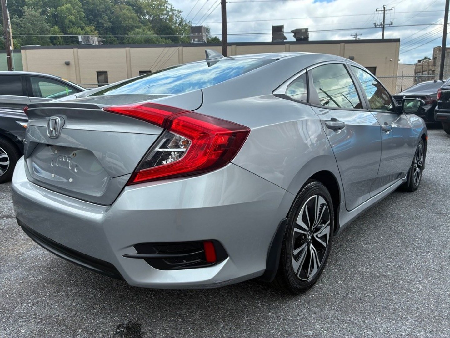 2018 SILVER HONDA CIVIC EX (JHMFC1F32JX) with an 1.5L engine, Continuously Variable transmission, located at 117 North Cameron Street, Harrisburg, PA, 17101, (717) 963-8962, 40.266762, -76.875259 - WE FINANCE!!! MOST vehicles are available for financing. Good Credit/ Challenged Credit/ No Credit - ALL Trade-Ins Welcomed!!! APPLY ONLINE or CALL us TODAY Please call us to discuss your cash and/or financing options. Thanks for checking our inventory! We're here to help.- Photo#4