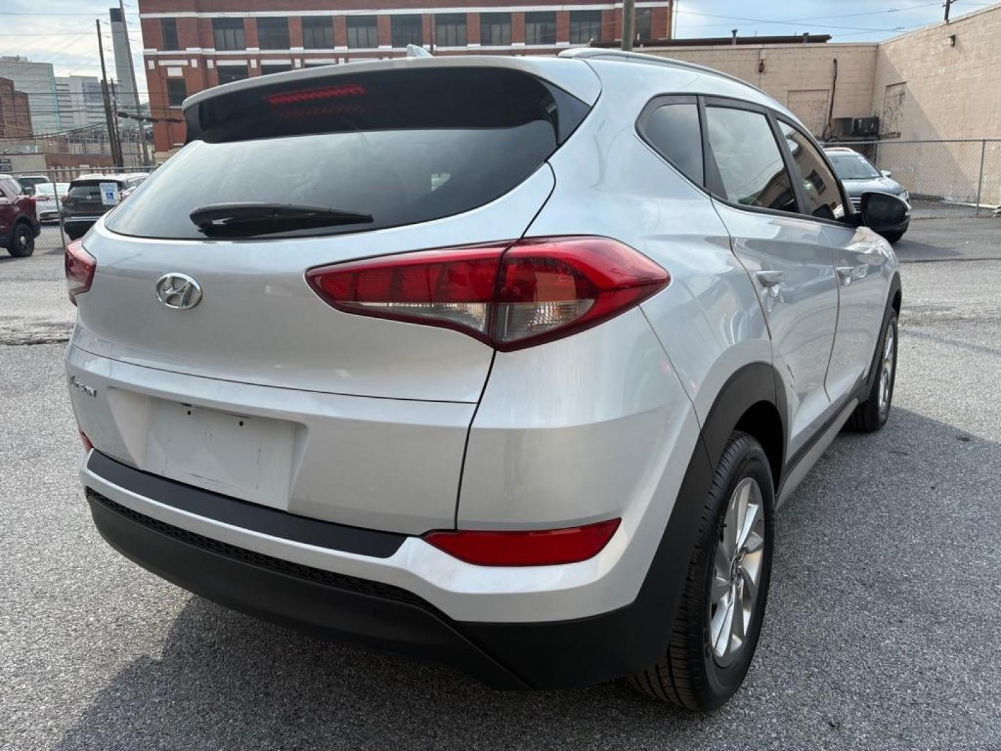 2018 SILVER HYUNDAI TUCSON SEL (KM8J33A41JU) with an 2.0L engine, Automatic transmission, located at 117 North Cameron Street, Harrisburg, PA, 17101, (717) 963-8962, 40.266762, -76.875259 - WE FINANCE!!! Good Credit/ Challenged Credit/ No Credit - ALL Trade-Ins Welcomed!!! APPLY ONLINE or CALL us TODAY ;) Please call us to discuss your cash and/or financing options. - Photo#4