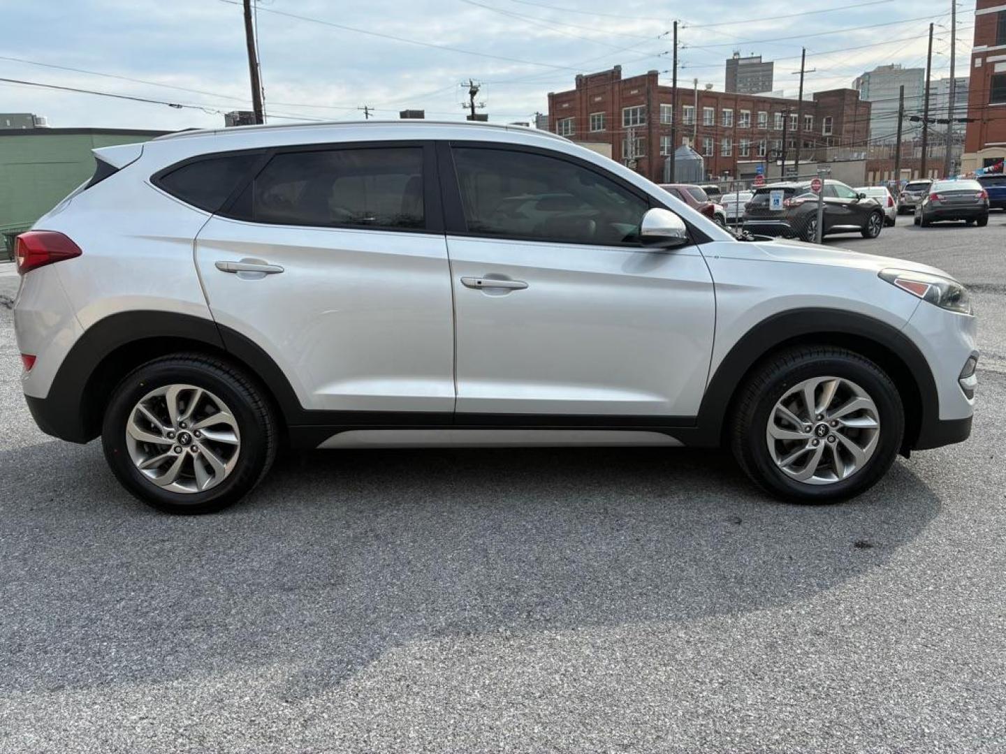 2018 SILVER HYUNDAI TUCSON SEL (KM8J33A41JU) with an 2.0L engine, Automatic transmission, located at 117 North Cameron Street, Harrisburg, PA, 17101, (717) 963-8962, 40.266762, -76.875259 - WE FINANCE!!! Good Credit/ Challenged Credit/ No Credit - ALL Trade-Ins Welcomed!!! APPLY ONLINE or CALL us TODAY ;) Please call us to discuss your cash and/or financing options. - Photo#5