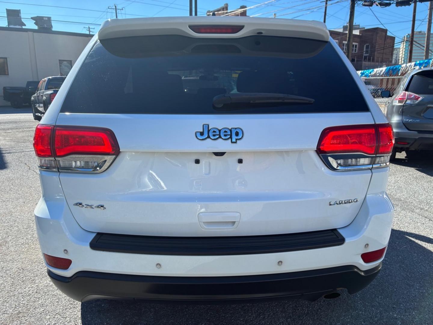 2018 WHITE JEEP GRAND CHEROKEE LAREDO (1C4RJFAG4JC) with an 3.6L engine, Automatic transmission, located at 117 North Cameron Street, Harrisburg, PA, 17101, (717) 963-8962, 40.266762, -76.875259 - WE FINANCE!!! MOST vehicles are available for financing. Good Credit/ Challenged Credit/ No Credit - ALL Trade-Ins Welcomed!!! APPLY ONLINE or CALL us TODAY Please call us to discuss your cash and/or financing options. Thanks for checking our inventory! We're here to help.- Photo#3