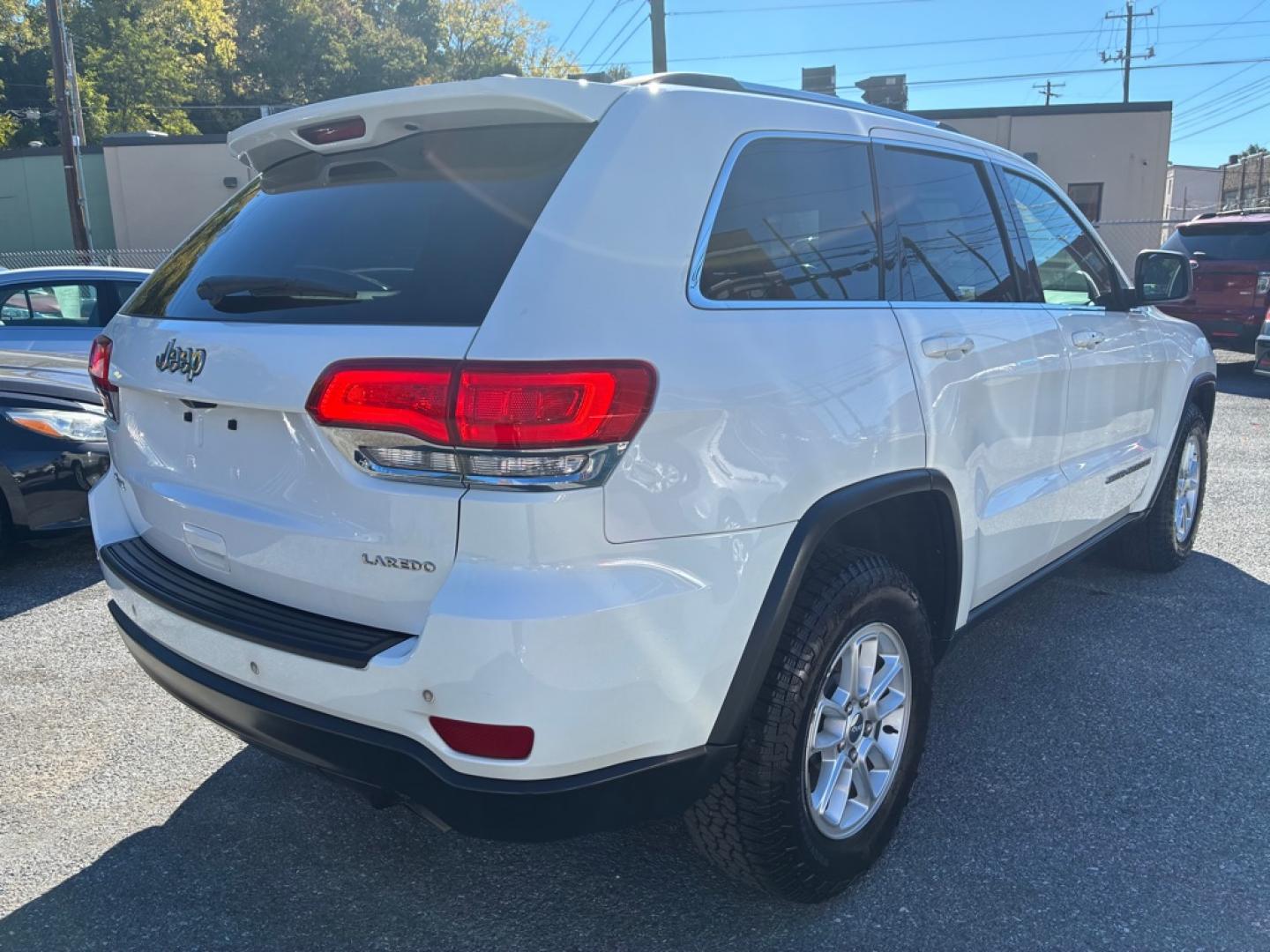2018 WHITE JEEP GRAND CHEROKEE LAREDO (1C4RJFAG4JC) with an 3.6L engine, Automatic transmission, located at 117 North Cameron Street, Harrisburg, PA, 17101, (717) 963-8962, 40.266762, -76.875259 - WE FINANCE!!! MOST vehicles are available for financing. Good Credit/ Challenged Credit/ No Credit - ALL Trade-Ins Welcomed!!! APPLY ONLINE or CALL us TODAY Please call us to discuss your cash and/or financing options. Thanks for checking our inventory! We're here to help.- Photo#4