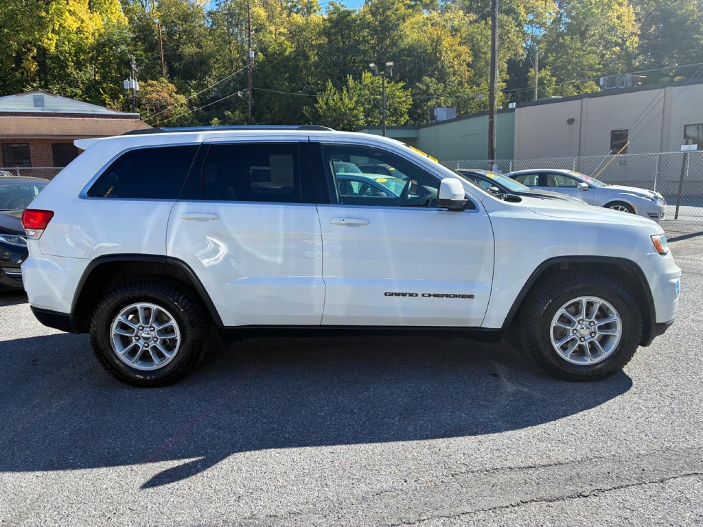 2018 WHITE JEEP GRAND CHEROKEE LAREDO (1C4RJFAG4JC) with an 3.6L engine, Automatic transmission, located at 117 North Cameron Street, Harrisburg, PA, 17101, (717) 963-8962, 40.266762, -76.875259 - WE FINANCE!!! MOST vehicles are available for financing. Good Credit/ Challenged Credit/ No Credit - ALL Trade-Ins Welcomed!!! APPLY ONLINE or CALL us TODAY Please call us to discuss your cash and/or financing options. Thanks for checking our inventory! We're here to help.- Photo#5