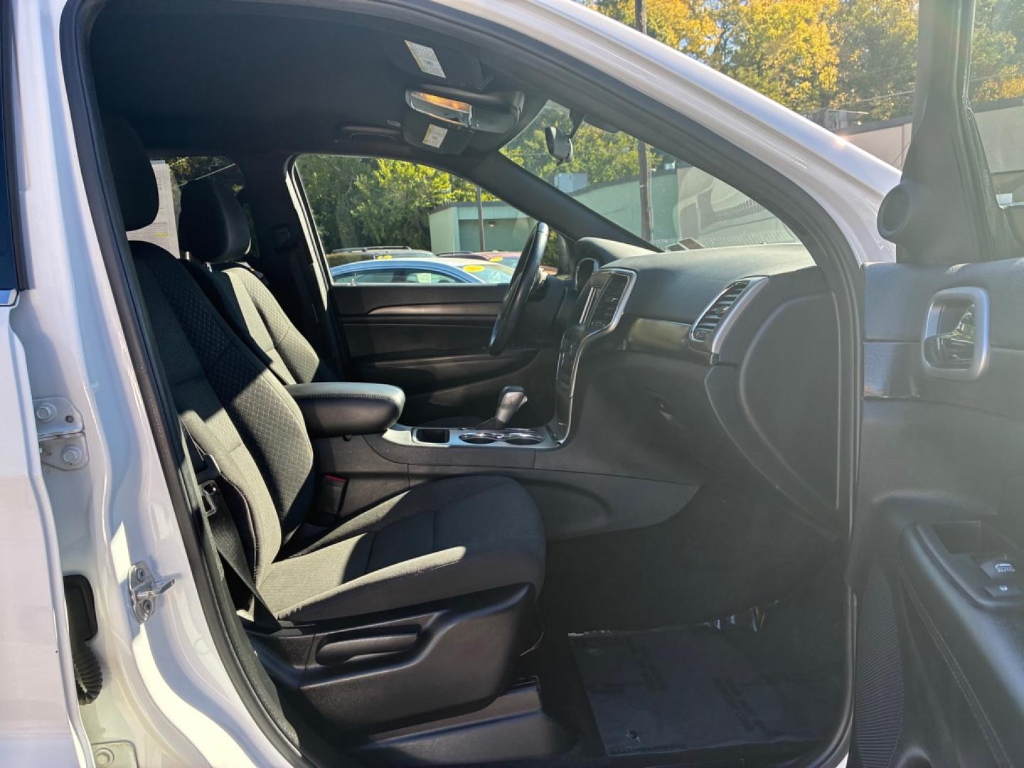 2018 WHITE JEEP GRAND CHEROKEE LAREDO (1C4RJFAG4JC) with an 3.6L engine, Automatic transmission, located at 117 North Cameron Street, Harrisburg, PA, 17101, (717) 963-8962, 40.266762, -76.875259 - WE FINANCE!!! MOST vehicles are available for financing. Good Credit/ Challenged Credit/ No Credit - ALL Trade-Ins Welcomed!!! APPLY ONLINE or CALL us TODAY Please call us to discuss your cash and/or financing options. Thanks for checking our inventory! We're here to help.- Photo#8