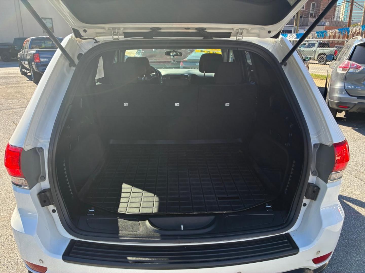 2018 WHITE JEEP GRAND CHEROKEE LAREDO (1C4RJFAG4JC) with an 3.6L engine, Automatic transmission, located at 117 North Cameron Street, Harrisburg, PA, 17101, (717) 963-8962, 40.266762, -76.875259 - WE FINANCE!!! MOST vehicles are available for financing. Good Credit/ Challenged Credit/ No Credit - ALL Trade-Ins Welcomed!!! APPLY ONLINE or CALL us TODAY Please call us to discuss your cash and/or financing options. Thanks for checking our inventory! We're here to help.- Photo#10