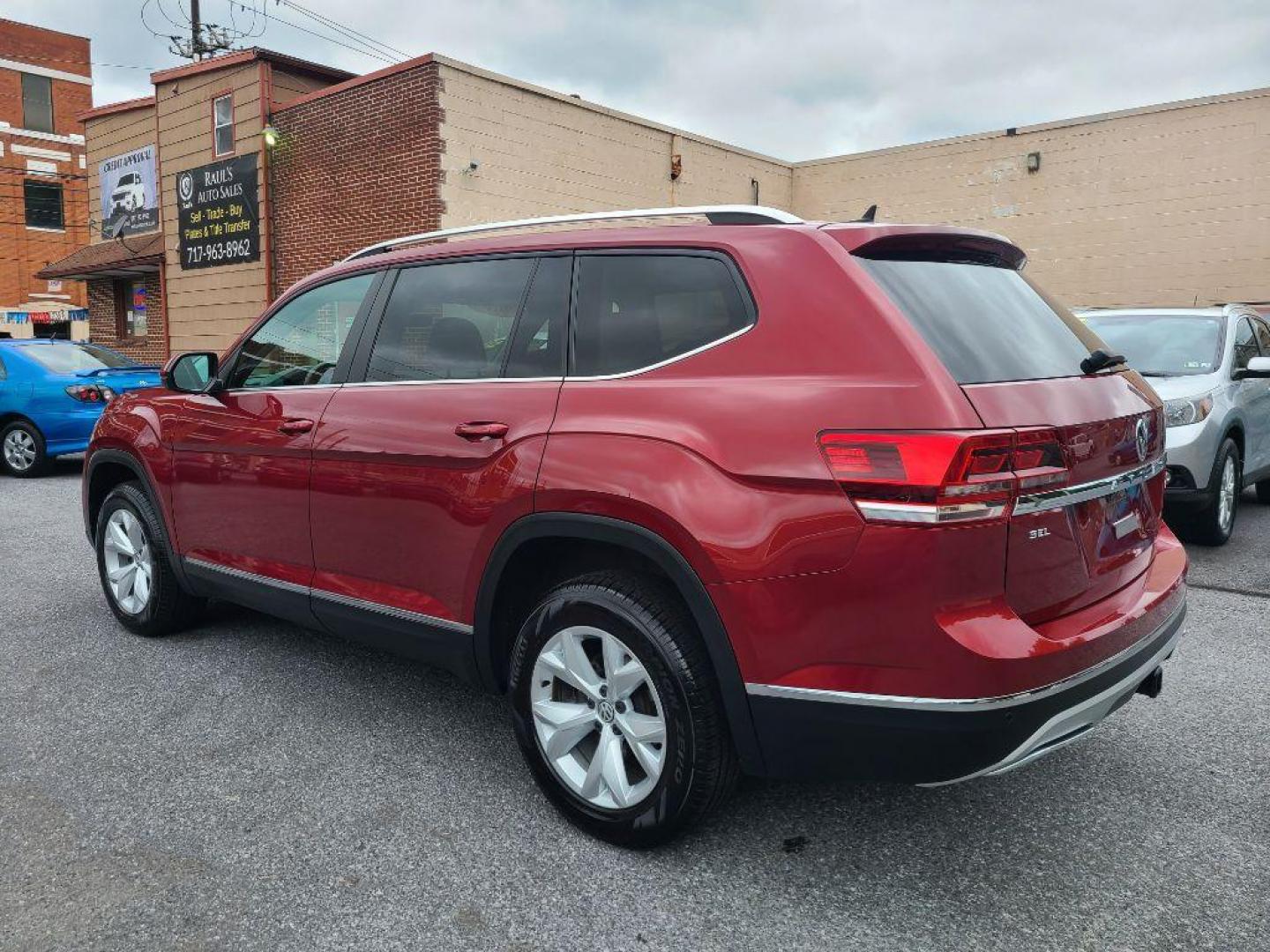 2018 BLUE VOLKSWAGEN ATLAS SEL (1V2MR2CA0JC) with an 3.6L engine, Automatic transmission, located at 117 North Cameron Street, Harrisburg, PA, 17101, (717) 963-8962, 40.266762, -76.875259 - WE FINANCE!!! Good Credit/ Bad Credit/ No Credit - ALL Trade-Ins Welcomed!!! ***Guaranteed Credit Approval*** APPLY ONLINE or CALL us TODAY ;) Internet Prices and Marketplace Prices are SPECIAL discounted ***CASH DEALS*** Retail Prices are higher. Please call us to discuss your cash and finan - Photo#2