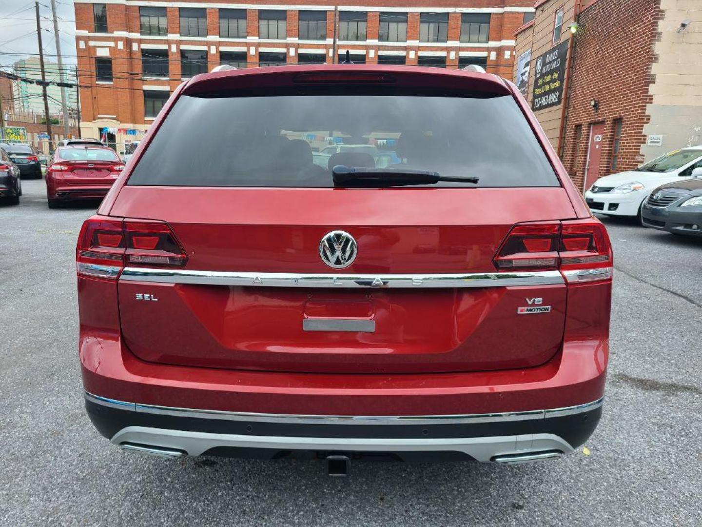 2018 BLUE VOLKSWAGEN ATLAS SEL (1V2MR2CA0JC) with an 3.6L engine, Automatic transmission, located at 117 North Cameron Street, Harrisburg, PA, 17101, (717) 963-8962, 40.266762, -76.875259 - WE FINANCE!!! Good Credit/ Bad Credit/ No Credit - ALL Trade-Ins Welcomed!!! ***Guaranteed Credit Approval*** APPLY ONLINE or CALL us TODAY ;) Internet Prices and Marketplace Prices are SPECIAL discounted ***CASH DEALS*** Retail Prices are higher. Please call us to discuss your cash and finan - Photo#3