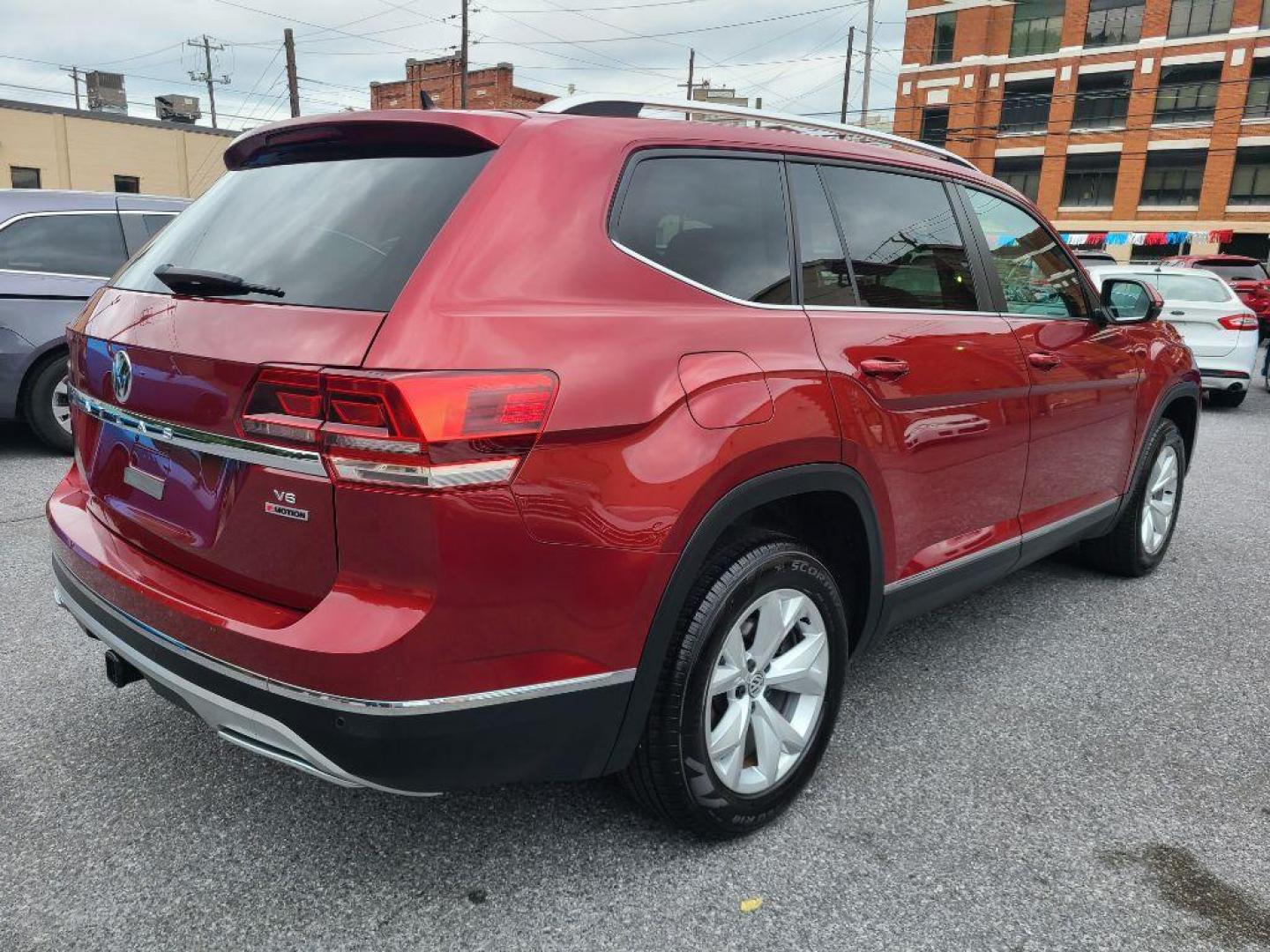 2018 BLUE VOLKSWAGEN ATLAS SEL (1V2MR2CA0JC) with an 3.6L engine, Automatic transmission, located at 117 North Cameron Street, Harrisburg, PA, 17101, (717) 963-8962, 40.266762, -76.875259 - WE FINANCE!!! Good Credit/ Bad Credit/ No Credit - ALL Trade-Ins Welcomed!!! ***Guaranteed Credit Approval*** APPLY ONLINE or CALL us TODAY ;) Internet Prices and Marketplace Prices are SPECIAL discounted ***CASH DEALS*** Retail Prices are higher. Please call us to discuss your cash and finan - Photo#4