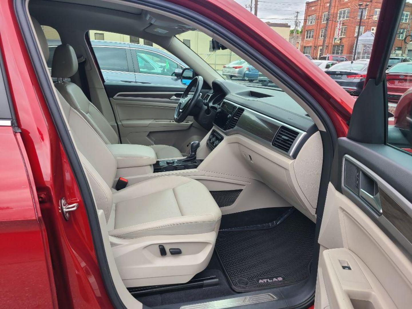 2018 BLUE VOLKSWAGEN ATLAS SEL (1V2MR2CA0JC) with an 3.6L engine, Automatic transmission, located at 117 North Cameron Street, Harrisburg, PA, 17101, (717) 963-8962, 40.266762, -76.875259 - WE FINANCE!!! Good Credit/ Bad Credit/ No Credit - ALL Trade-Ins Welcomed!!! ***Guaranteed Credit Approval*** APPLY ONLINE or CALL us TODAY ;) Internet Prices and Marketplace Prices are SPECIAL discounted ***CASH DEALS*** Retail Prices are higher. Please call us to discuss your cash and finan - Photo#9