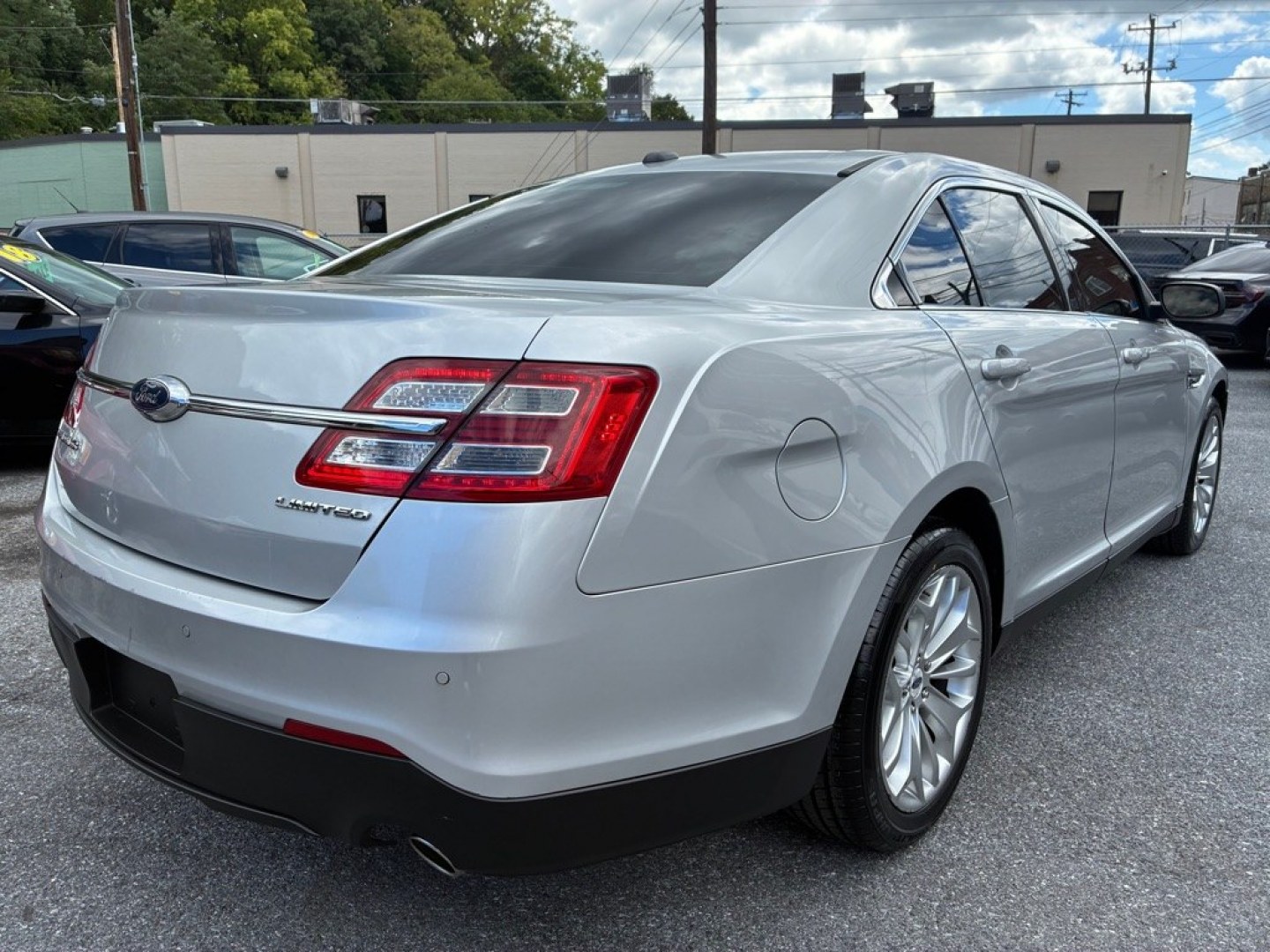 2019 SILVER FORD TAURUS LIMITED (1FAHP2F81KG) with an 3.5L engine, Automatic transmission, located at 117 North Cameron Street, Harrisburg, PA, 17101, (717) 963-8962, 40.266762, -76.875259 - Value Added Options - Installed Navigation System Sun/Moonroof Value Added Options - Standard Automatic Highbeams Auxiliary Audio Input Back-Up Camera Blind Spot Monitor Bluetooth Connection Cooled Front Seat Cross-Traffic Alert Dual A/C Hands-Free Liftgate Heated Front Seat Heated M- Photo#4