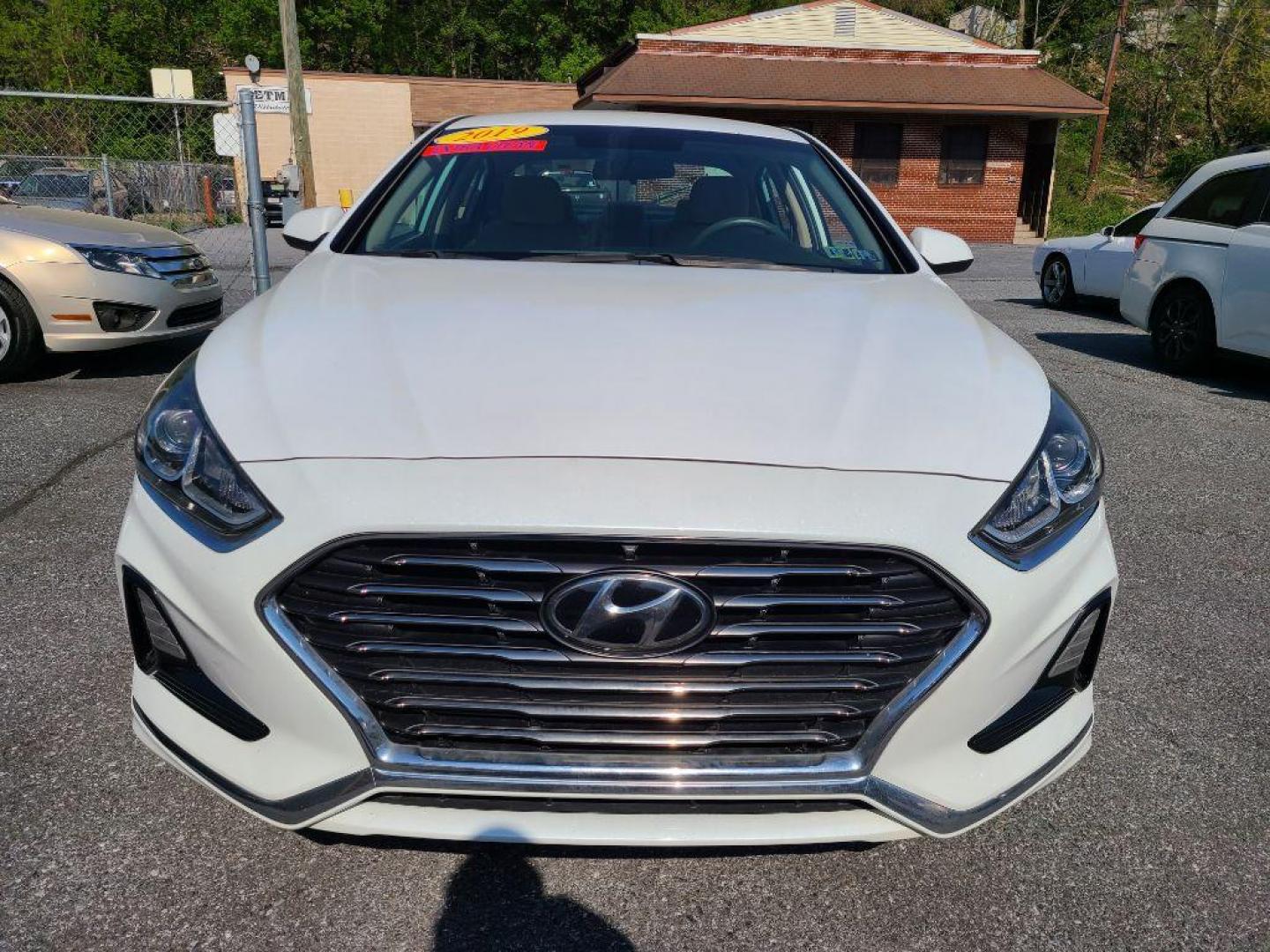 2019 WHITE HYUNDAI SONATA SE (5NPE24AF4KH) with an 2.4L engine, Automatic transmission, located at 7981 Paxton Street, Harrisburg, PA, 17111, (717) 561-2926, 40.261490, -76.749229 - WE FINANCE!!! Good Credit/ Bad Credit/ No Credit - ALL Trade-Ins Welcomed!!! ***Guaranteed Credit Approval*** APPLY ONLINE or CALL us TODAY ;) Internet Prices and Marketplace Prices are SPECIAL discounted ***CASH DEALS*** Retail Prices are higher. Please call us to discuss your cash and finan - Photo#5