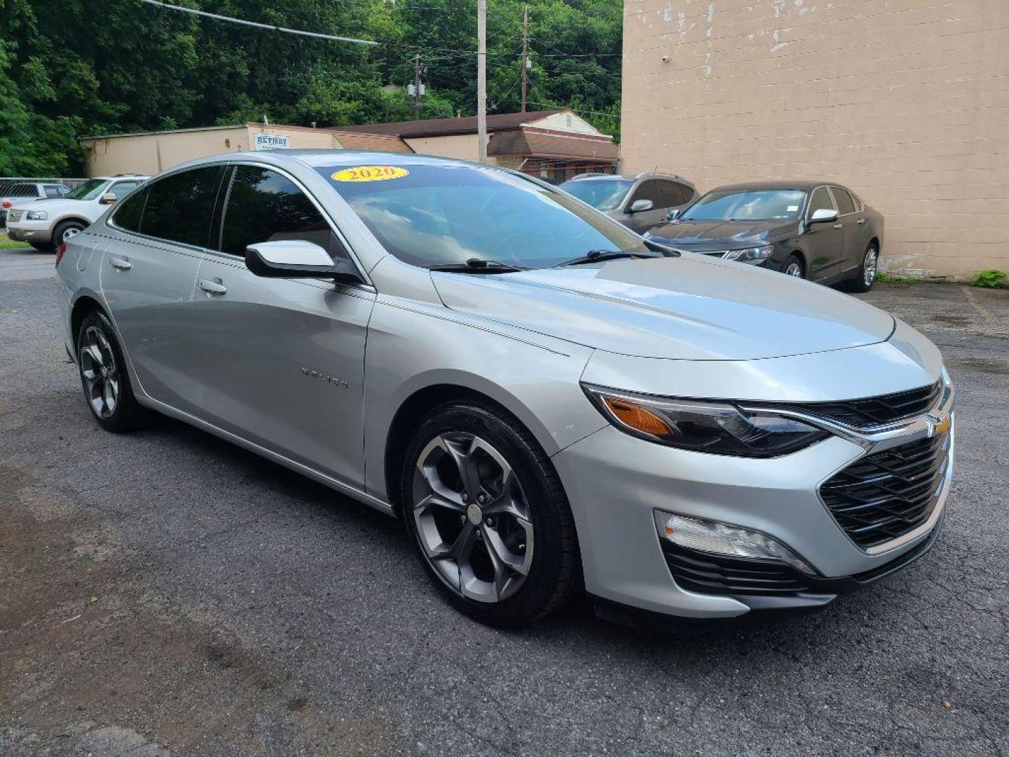 2020 SILVER CHEVROLET MALIBU LT (1G1ZD5ST3LF) with an 1.5L engine, Continuously Variable transmission, located at 117 North Cameron Street, Harrisburg, PA, 17101, (717) 963-8962, 40.266762, -76.875259 - WE FINANCE!!! Good Credit/ Bad Credit/ No Credit - ALL Trade-Ins Welcomed!!! ***Guaranteed Credit Approval*** APPLY ONLINE or CALL us TODAY ;) Internet Prices and Marketplace Prices are SPECIAL discounted ***CASH DEALS*** Retail Prices are higher. Please call us to discuss your cash and finan - Photo#6