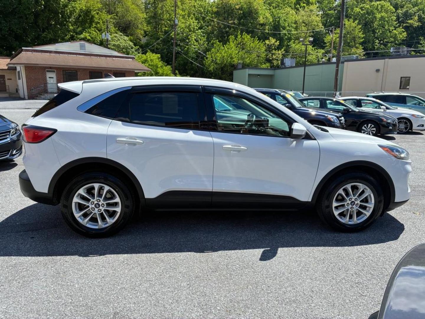 2020 WHITE FORD ESCAPE SE (1FMCU9G64LU) with an 1.5L engine, Automatic transmission, located at 117 North Cameron Street, Harrisburg, PA, 17101, (717) 963-8962, 40.266762, -76.875259 - WE FINANCE!!! MOST vehicles are available for financing. Good Credit/ Challenged Credit/ No Credit - ALL Trade-Ins Welcomed!!! APPLY ONLINE or CALL us TODAY Please call us to discuss your cash and/or financing options. Thanks for checking our inventory! We're here to help.- Photo#5