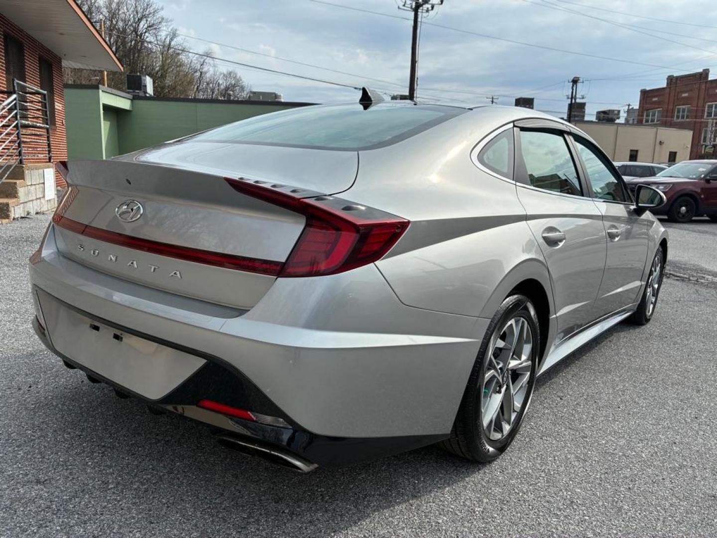 2020 SILVER HYUNDAI SONATA SEL (5NPEL4JA1LH) with an 2.5L engine, Automatic transmission, located at 117 North Cameron Street, Harrisburg, PA, 17101, (717) 963-8962, 40.266762, -76.875259 - WE FINANCE!!! Good Credit/ Challenged Credit/ No Credit - ALL Trade-Ins Welcomed!!! APPLY ONLINE or CALL us TODAY ;) Please call us to discuss your cash and/or financing options. - Photo#4