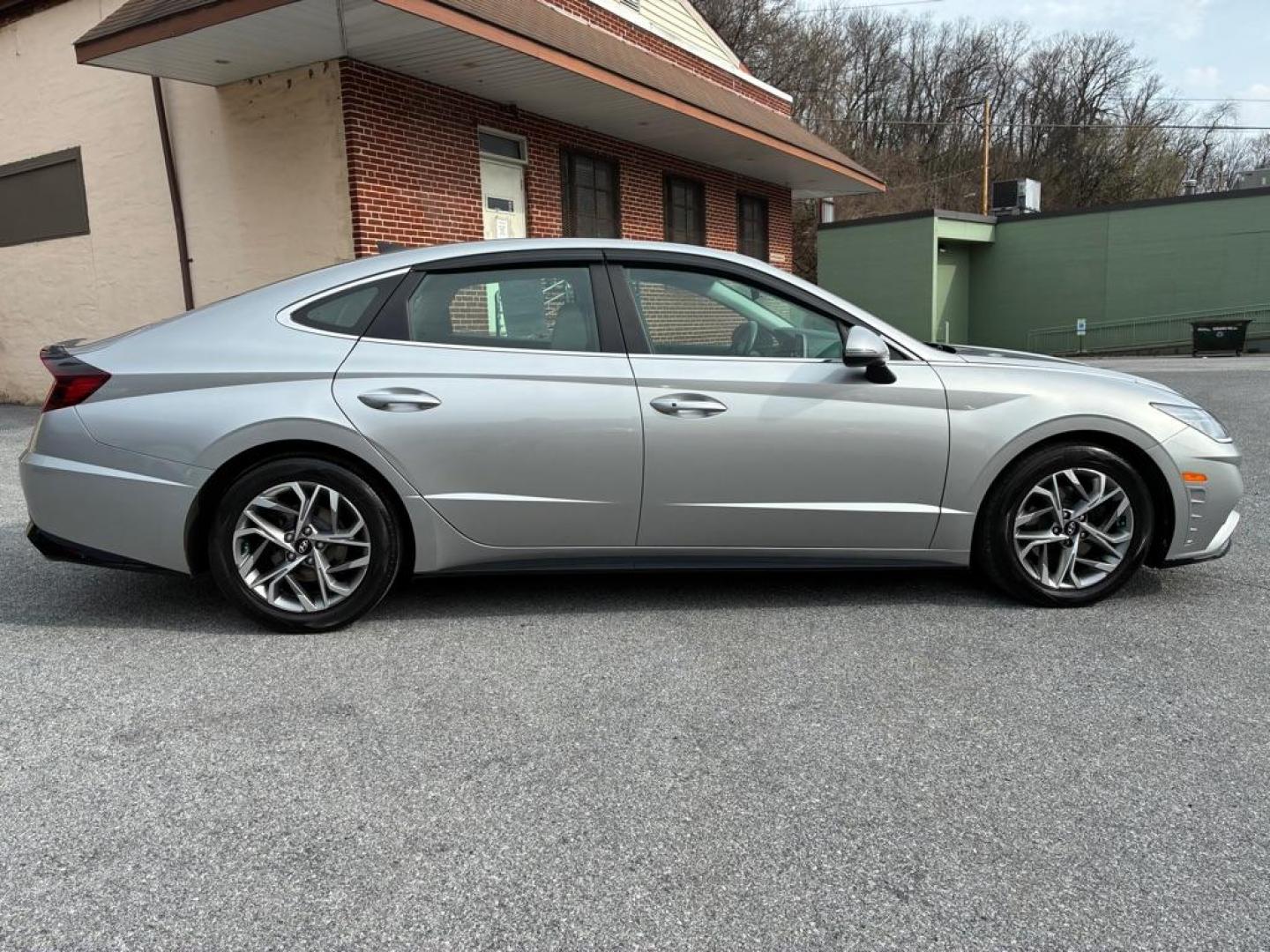 2020 SILVER HYUNDAI SONATA SEL (5NPEL4JA1LH) with an 2.5L engine, Automatic transmission, located at 117 North Cameron Street, Harrisburg, PA, 17101, (717) 963-8962, 40.266762, -76.875259 - WE FINANCE!!! Good Credit/ Challenged Credit/ No Credit - ALL Trade-Ins Welcomed!!! APPLY ONLINE or CALL us TODAY ;) Please call us to discuss your cash and/or financing options. - Photo#5