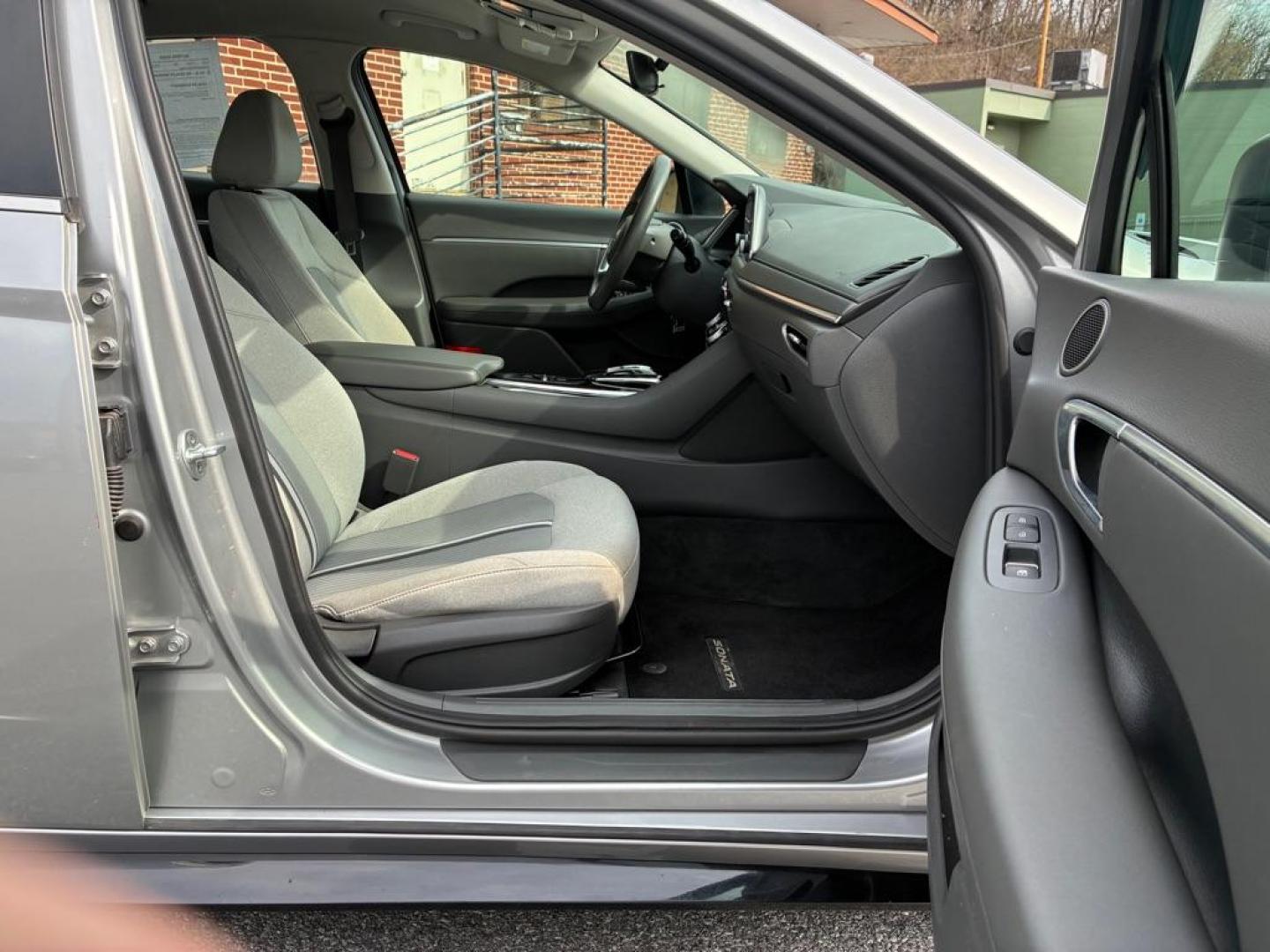 2020 SILVER HYUNDAI SONATA SEL (5NPEL4JA1LH) with an 2.5L engine, Automatic transmission, located at 117 North Cameron Street, Harrisburg, PA, 17101, (717) 963-8962, 40.266762, -76.875259 - WE FINANCE!!! Good Credit/ Challenged Credit/ No Credit - ALL Trade-Ins Welcomed!!! APPLY ONLINE or CALL us TODAY ;) Please call us to discuss your cash and/or financing options. - Photo#8