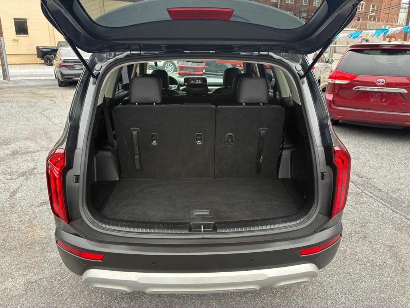 2020 GREEN KIA TELLURIDE LX (5XYP2DHC5LG) with an 3.8L engine, Automatic transmission, located at 117 North Cameron Street, Harrisburg, PA, 17101, (717) 963-8962, 40.266762, -76.875259 - WE FINANCE!!! MOST vehicles are available for financing. Good Credit/ Challenged Credit/ No Credit - ALL Trade-Ins Welcomed!!! APPLY ONLINE or CALL us TODAY Please call us to discuss your cash and/or financing options. Thanks for checking our inventory! We're here to help.- Photo#11