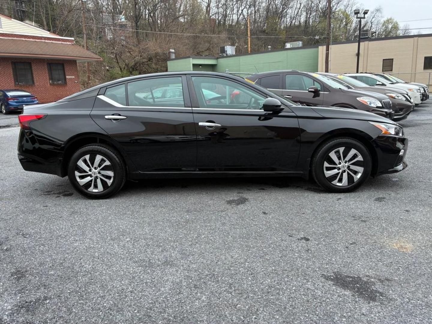 2020 BLACK NISSAN ALTIMA S (1N4BL4BW4LC) with an 2.5L engine, Continuously Variable transmission, located at 7981 Paxton Street, Harrisburg, PA, 17111, (717) 561-2926, 40.261490, -76.749229 - WE FINANCE!!! Good Credit/ Challenged Credit/ No Credit - ALL Trade-Ins Welcomed!!! APPLY ONLINE or CALL us TODAY ;) Please call us to discuss your cash and/or financing options. - Photo#5