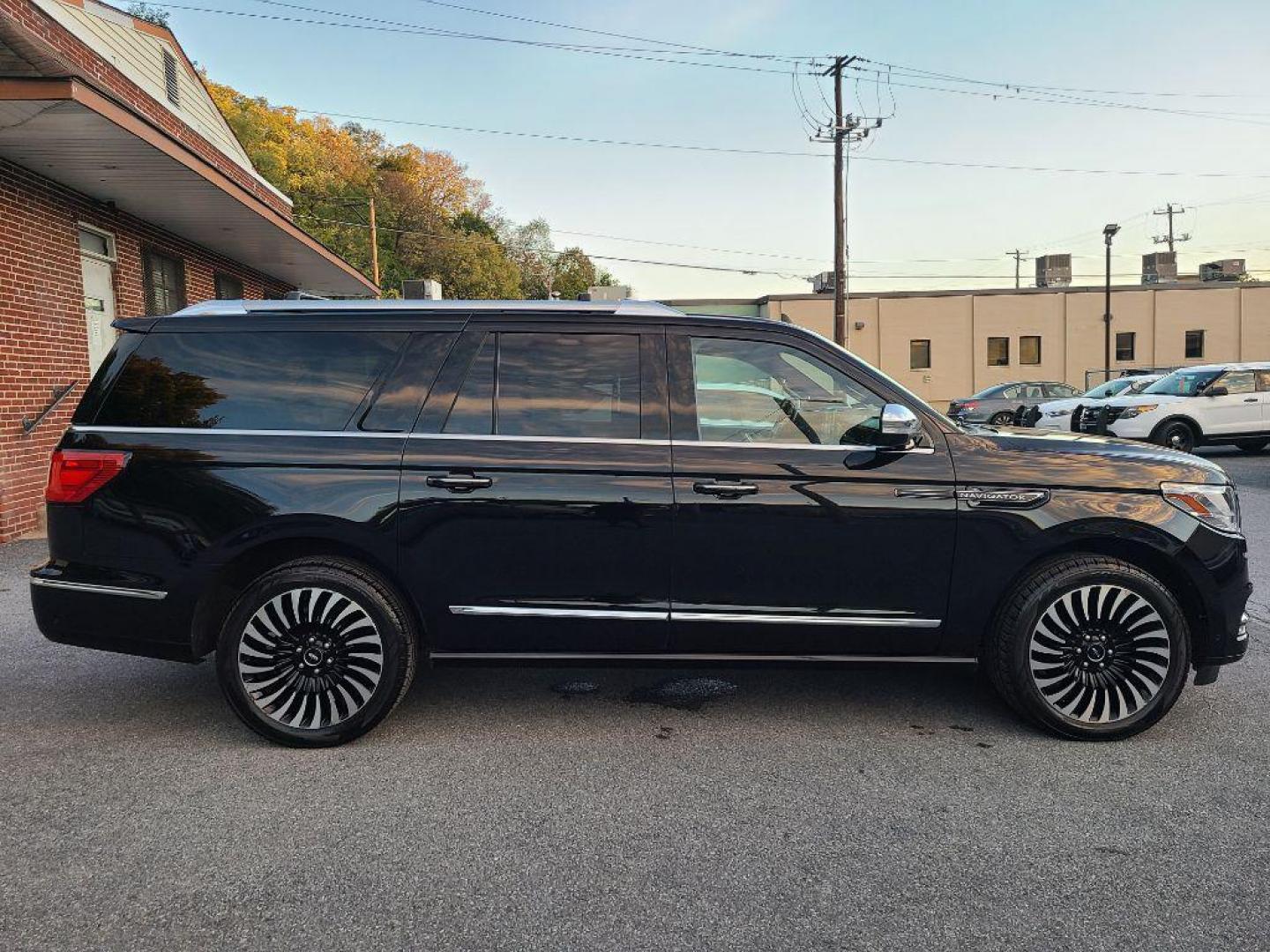 2021 BLACK LINCOLN NAVIGATOR L BLACK LABEL (5LMJJ3TT5ME) with an 3.5L engine, Automatic transmission, located at 7981 Paxton Street, Harrisburg, PA, 17111, (717) 561-2926, 40.261490, -76.749229 - WE FINANCE!!! Good Credit/ Bad Credit/ No Credit - ALL Trade-Ins Welcomed!!! ***Guaranteed Credit Approval*** APPLY ONLINE or CALL us TODAY ;) Please call us to discuss your cash and financing options. - Photo#5