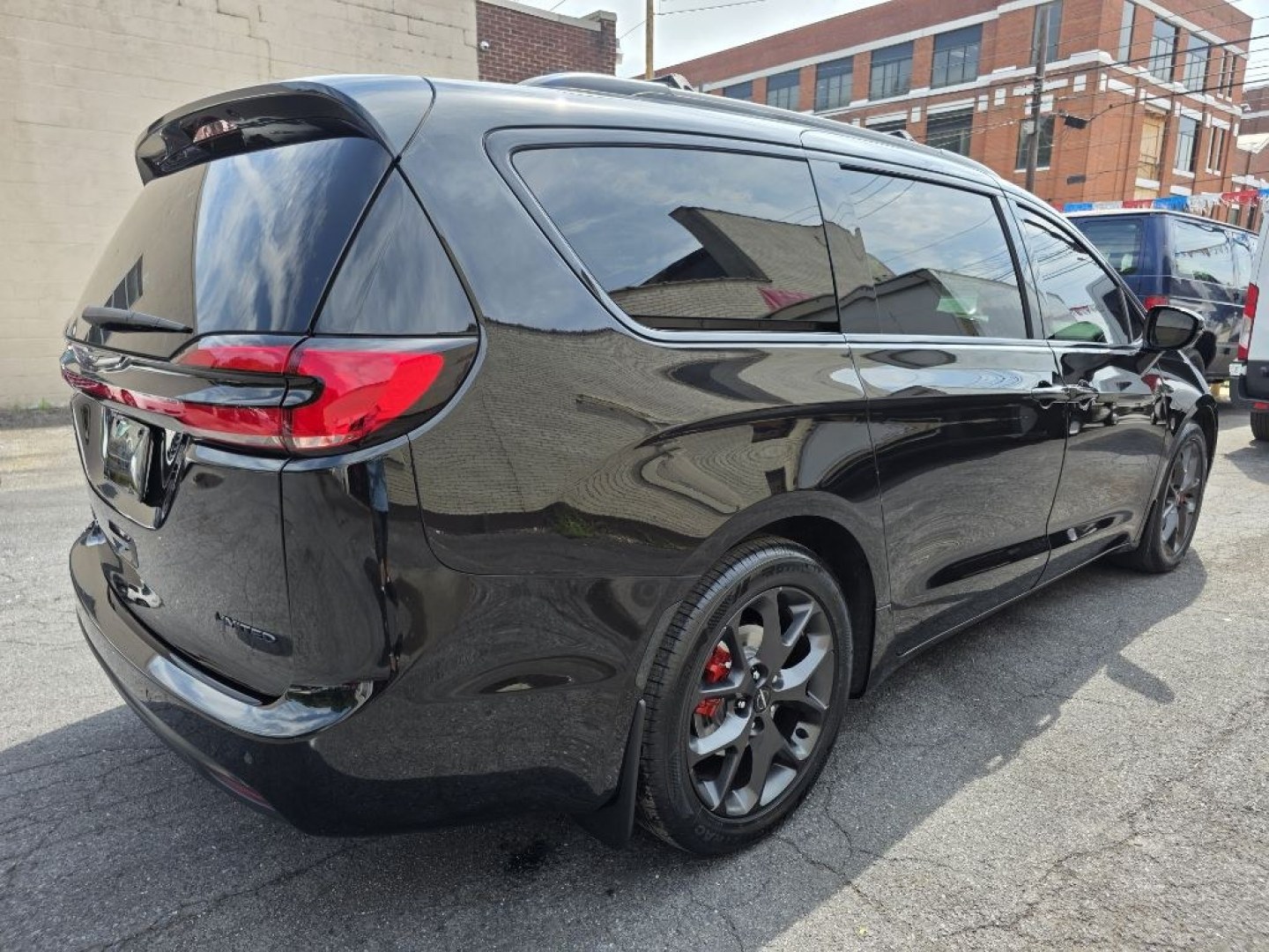 2022 BLACK CHRYSLER PACIFICA LIMITED (2C4RC1GG3NR) with an 3.6L engine, Automatic transmission, located at 117 North Cameron Street, Harrisburg, PA, 17101, (717) 963-8962, 40.266762, -76.875259 - WE FINANCE!!! MOST vehicles are available for financing. Good Credit/ Challenged Credit/ No Credit - ALL Trade-Ins Welcomed!!! APPLY ONLINE or CALL us TODAY Please call us to discuss your cash and/or financing options. Thanks for checking our inventory! We're here to help.- Photo#4