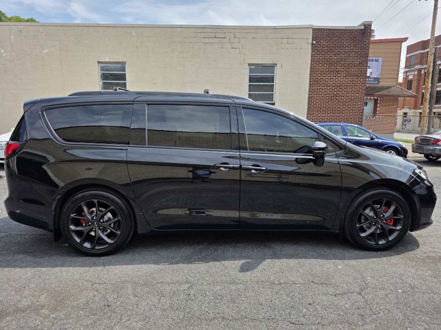 2022 BLACK CHRYSLER PACIFICA LIMITED (2C4RC1GG3NR) with an 3.6L engine, Automatic transmission, located at 117 North Cameron Street, Harrisburg, PA, 17101, (717) 963-8962, 40.266762, -76.875259 - WE FINANCE!!! MOST vehicles are available for financing. Good Credit/ Challenged Credit/ No Credit - ALL Trade-Ins Welcomed!!! APPLY ONLINE or CALL us TODAY Please call us to discuss your cash and/or financing options. Thanks for checking our inventory! We're here to help.- Photo#5
