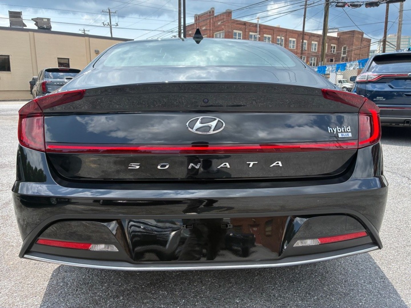 2022 BLACK HYUNDAI SONATA HYBRID (KMHL24JJXNA) with an 2.0L engine, Automatic transmission, located at 117 North Cameron Street, Harrisburg, PA, 17101, (717) 963-8962, 40.266762, -76.875259 - WE FINANCE!!! Good Credit/ Challenged Credit/ No Credit - ALL Trade-Ins Welcomed!!! APPLY ONLINE or CALL us TODAY ;) Please call us to discuss your cash and/or financing options.- Photo#3