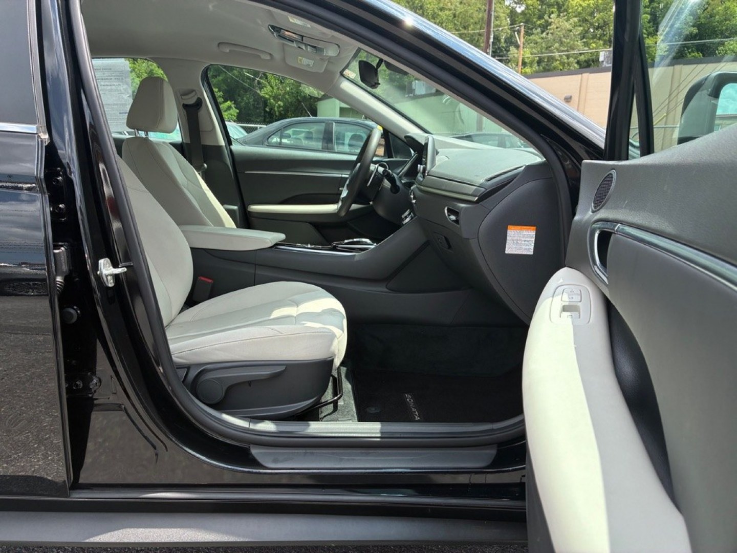 2022 BLACK HYUNDAI SONATA HYBRID (KMHL24JJXNA) with an 2.0L engine, Automatic transmission, located at 117 North Cameron Street, Harrisburg, PA, 17101, (717) 963-8962, 40.266762, -76.875259 - WE FINANCE!!! Good Credit/ Challenged Credit/ No Credit - ALL Trade-Ins Welcomed!!! APPLY ONLINE or CALL us TODAY ;) Please call us to discuss your cash and/or financing options.- Photo#8
