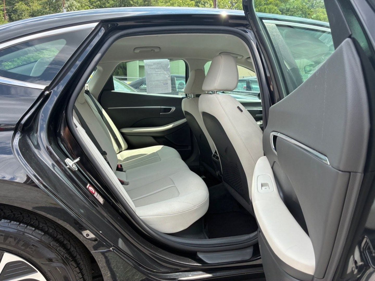 2022 BLACK HYUNDAI SONATA HYBRID (KMHL24JJXNA) with an 2.0L engine, Automatic transmission, located at 117 North Cameron Street, Harrisburg, PA, 17101, (717) 963-8962, 40.266762, -76.875259 - WE FINANCE!!! Good Credit/ Challenged Credit/ No Credit - ALL Trade-Ins Welcomed!!! APPLY ONLINE or CALL us TODAY ;) Please call us to discuss your cash and/or financing options.- Photo#9