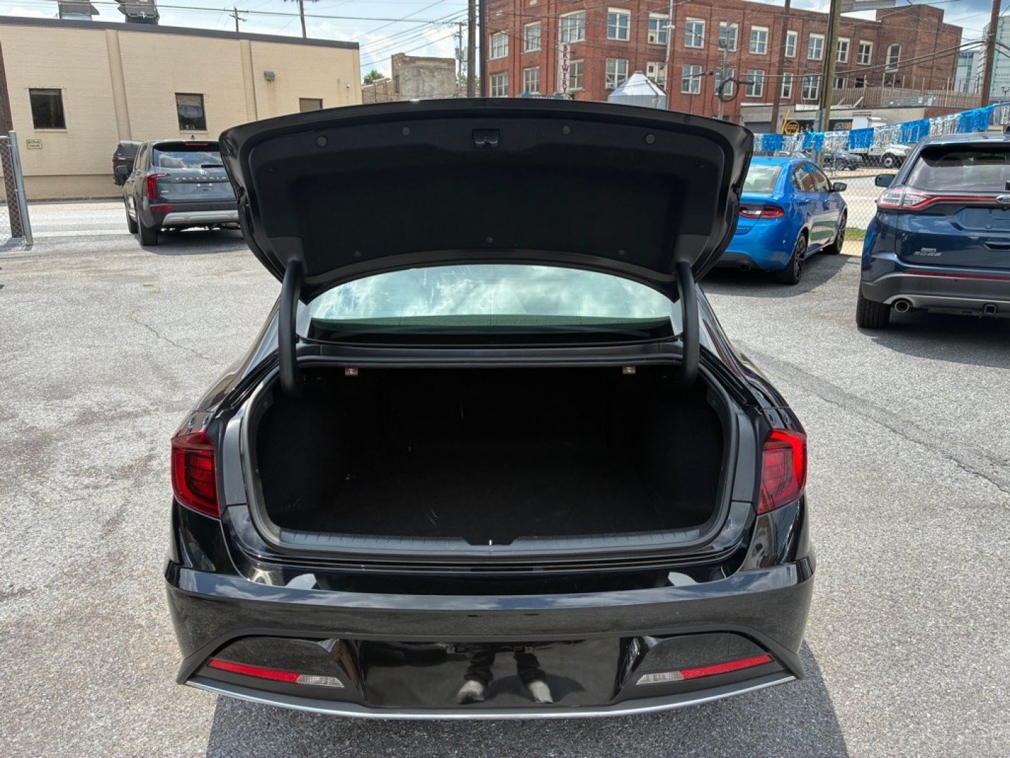 2022 BLACK HYUNDAI SONATA HYBRID (KMHL24JJXNA) with an 2.0L engine, Automatic transmission, located at 117 North Cameron Street, Harrisburg, PA, 17101, (717) 963-8962, 40.266762, -76.875259 - WE FINANCE!!! Good Credit/ Challenged Credit/ No Credit - ALL Trade-Ins Welcomed!!! APPLY ONLINE or CALL us TODAY ;) Please call us to discuss your cash and/or financing options.- Photo#10
