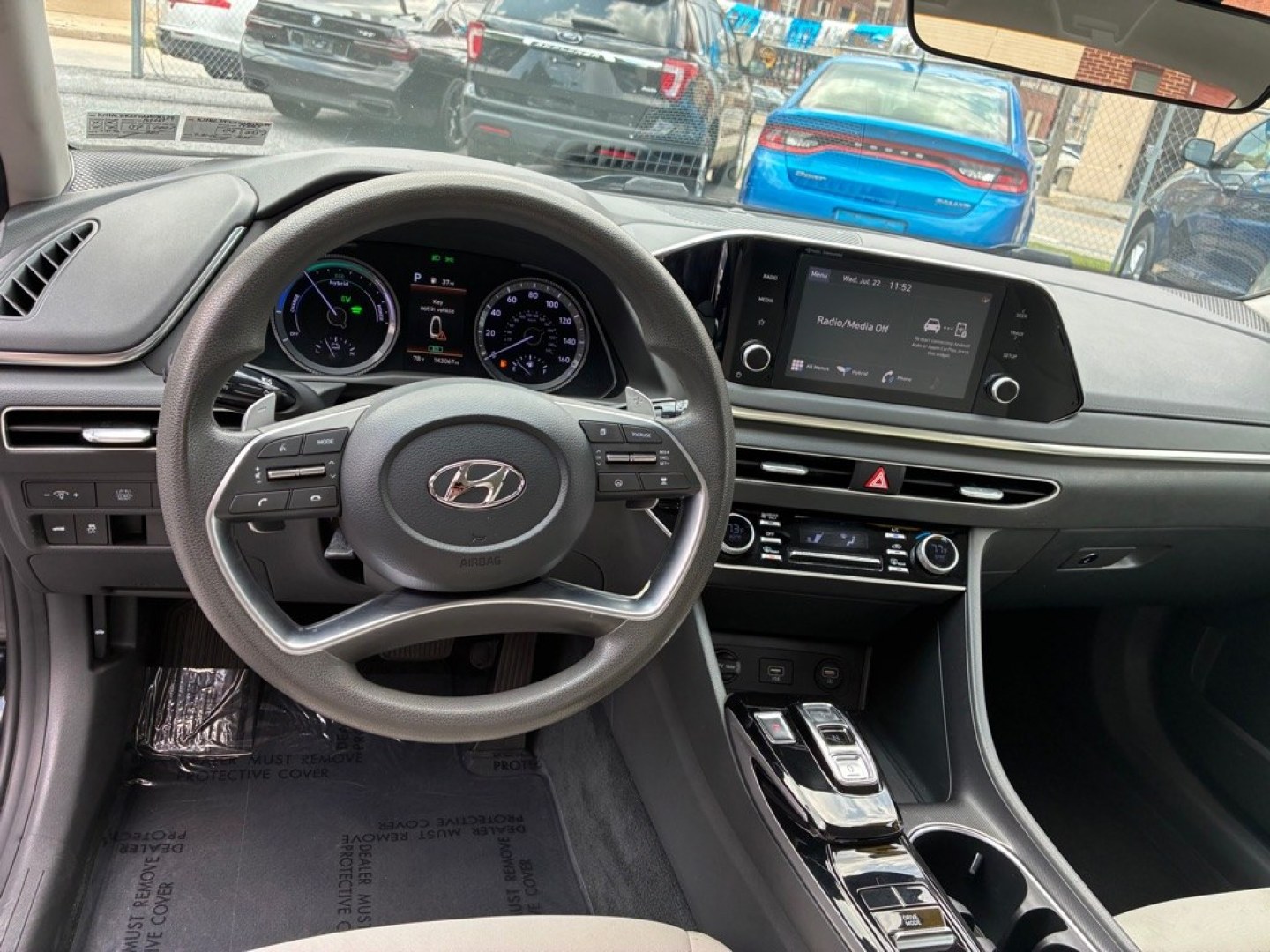 2022 BLACK HYUNDAI SONATA HYBRID (KMHL24JJXNA) with an 2.0L engine, Automatic transmission, located at 117 North Cameron Street, Harrisburg, PA, 17101, (717) 963-8962, 40.266762, -76.875259 - WE FINANCE!!! Good Credit/ Challenged Credit/ No Credit - ALL Trade-Ins Welcomed!!! APPLY ONLINE or CALL us TODAY ;) Please call us to discuss your cash and/or financing options.- Photo#14