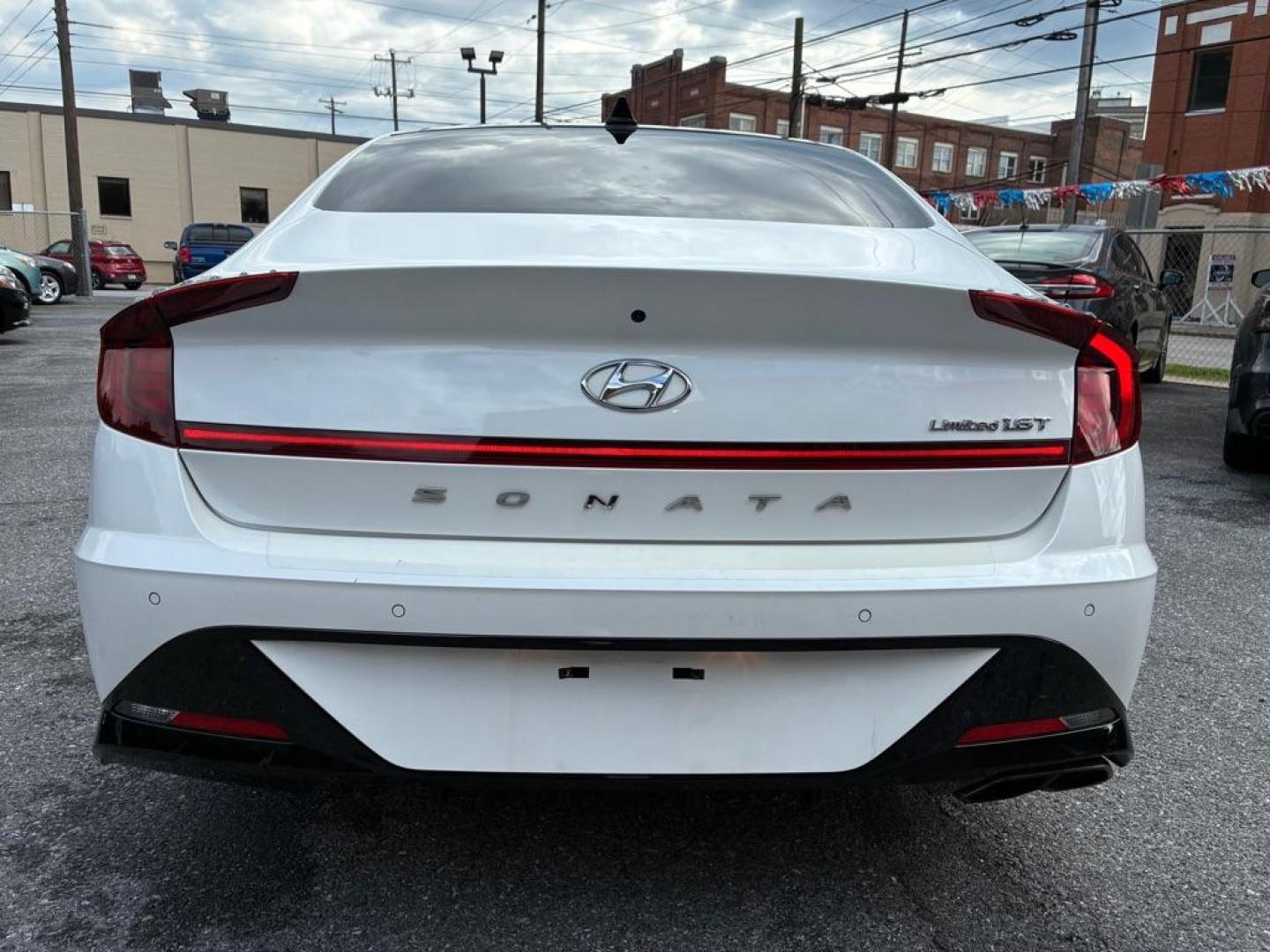 2022 WHITE HYUNDAI SONATA LIMITED (KMHL34J21NA) with an 1.6L engine, Automatic transmission, located at 117 North Cameron Street, Harrisburg, PA, 17101, (717) 963-8962, 40.266762, -76.875259 - WE FINANCE!!! MOST vehicles are available for financing. Good Credit/ Challenged Credit/ No Credit - ALL Trade-Ins Welcomed!!! APPLY ONLINE or CALL us TODAY Please call us to discuss your cash and/or financing options. Thanks for checking our inventory! We're here to help.- Photo#3
