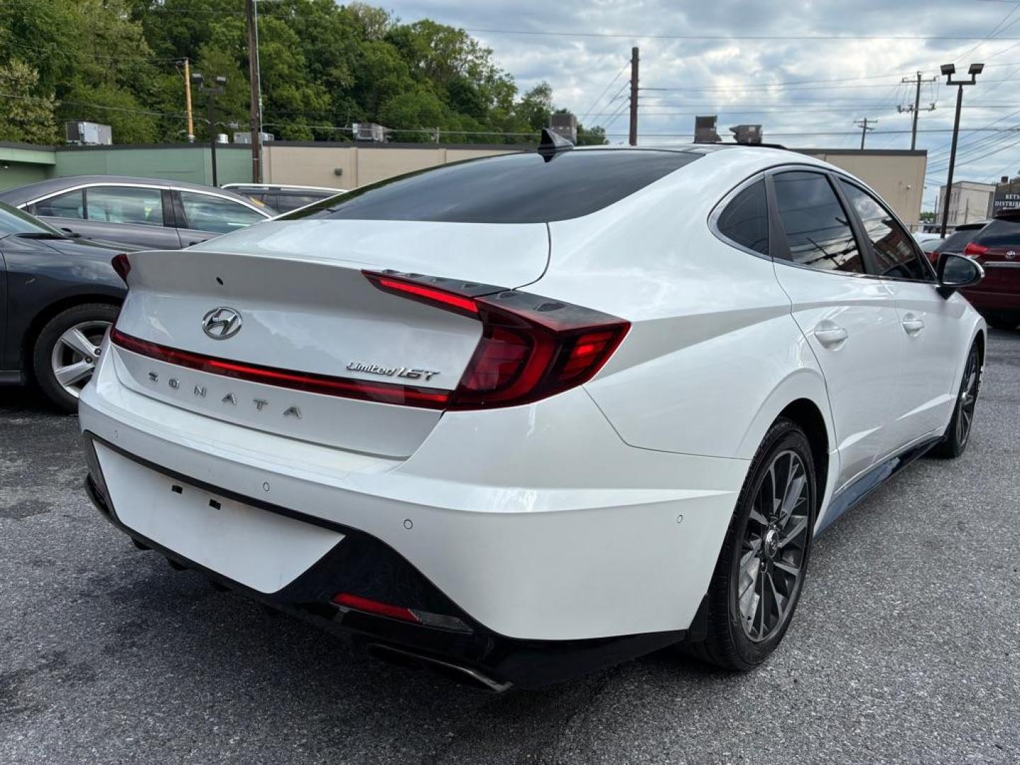 2022 WHITE HYUNDAI SONATA LIMITED (KMHL34J21NA) with an 1.6L engine, Automatic transmission, located at 117 North Cameron Street, Harrisburg, PA, 17101, (717) 963-8962, 40.266762, -76.875259 - WE FINANCE!!! MOST vehicles are available for financing. Good Credit/ Challenged Credit/ No Credit - ALL Trade-Ins Welcomed!!! APPLY ONLINE or CALL us TODAY Please call us to discuss your cash and/or financing options. Thanks for checking our inventory! We're here to help.- Photo#4