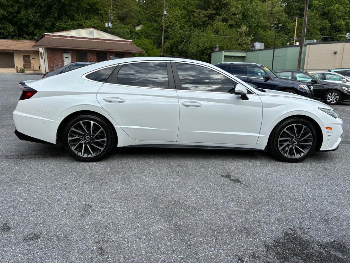 2022 WHITE HYUNDAI SONATA LIMITED (KMHL34J21NA) with an 1.6L engine, Automatic transmission, located at 117 North Cameron Street, Harrisburg, PA, 17101, (717) 963-8962, 40.266762, -76.875259 - WE FINANCE!!! MOST vehicles are available for financing. Good Credit/ Challenged Credit/ No Credit - ALL Trade-Ins Welcomed!!! APPLY ONLINE or CALL us TODAY Please call us to discuss your cash and/or financing options. Thanks for checking our inventory! We're here to help.- Photo#5