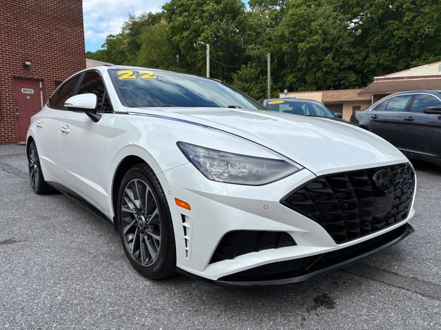 2022 WHITE HYUNDAI SONATA LIMITED (KMHL34J21NA) with an 1.6L engine, Automatic transmission, located at 117 North Cameron Street, Harrisburg, PA, 17101, (717) 963-8962, 40.266762, -76.875259 - WE FINANCE!!! MOST vehicles are available for financing. Good Credit/ Challenged Credit/ No Credit - ALL Trade-Ins Welcomed!!! APPLY ONLINE or CALL us TODAY Please call us to discuss your cash and/or financing options. Thanks for checking our inventory! We're here to help.- Photo#6