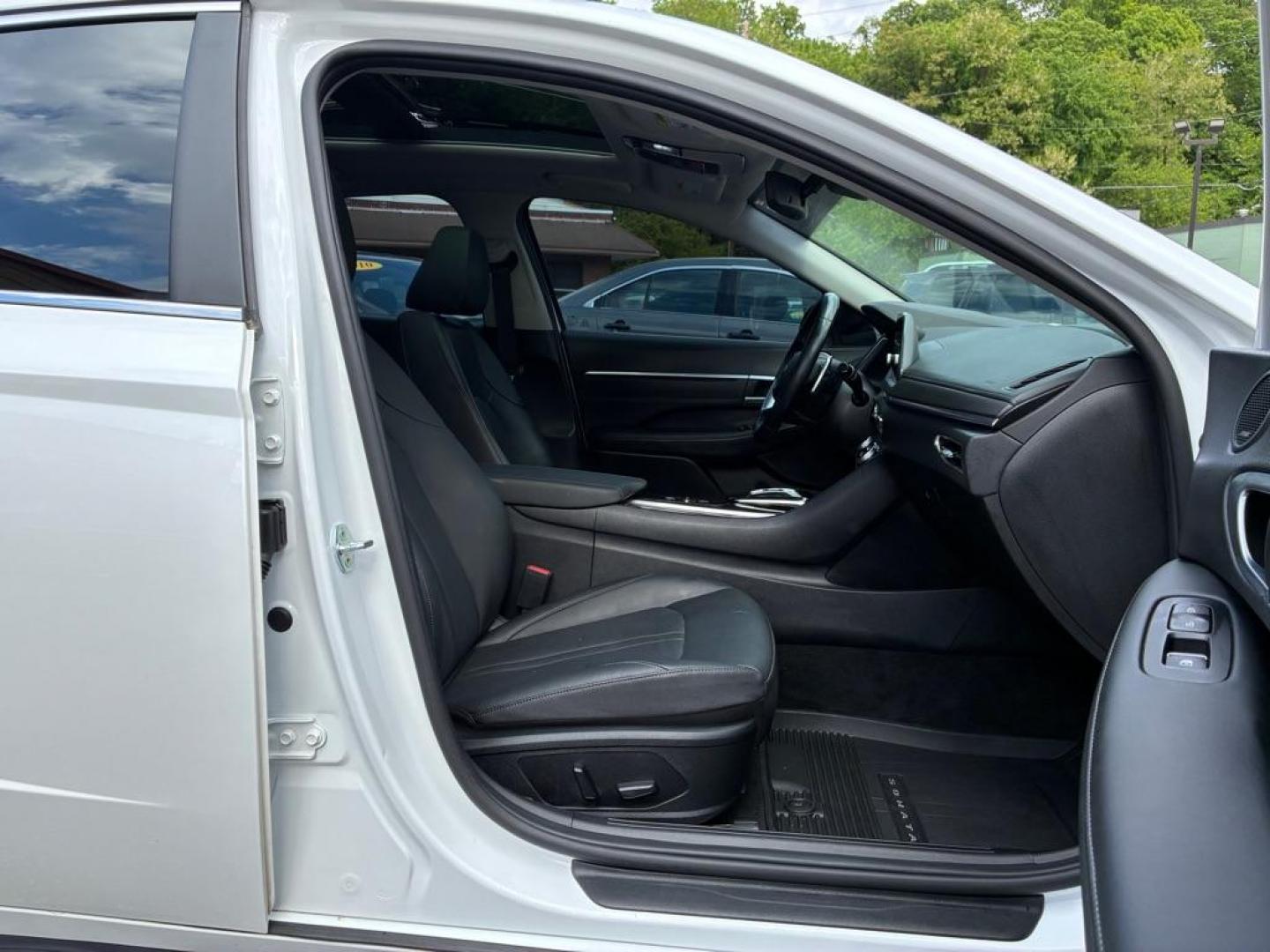 2022 WHITE HYUNDAI SONATA LIMITED (KMHL34J21NA) with an 1.6L engine, Automatic transmission, located at 117 North Cameron Street, Harrisburg, PA, 17101, (717) 963-8962, 40.266762, -76.875259 - WE FINANCE!!! MOST vehicles are available for financing. Good Credit/ Challenged Credit/ No Credit - ALL Trade-Ins Welcomed!!! APPLY ONLINE or CALL us TODAY Please call us to discuss your cash and/or financing options. Thanks for checking our inventory! We're here to help.- Photo#8