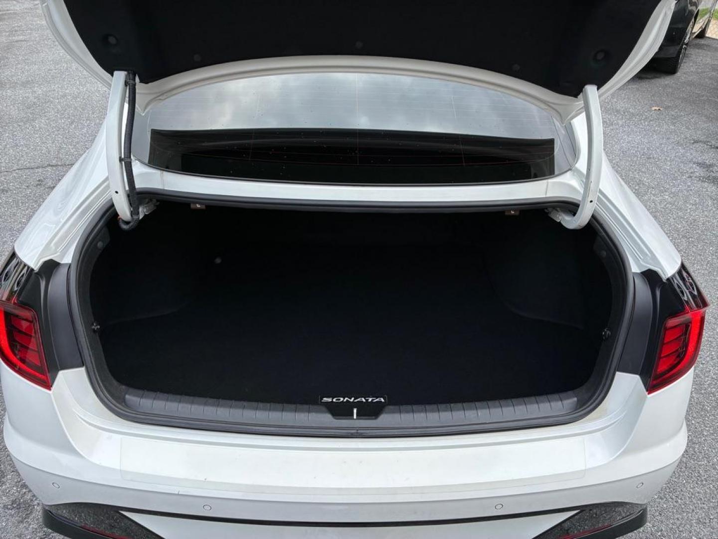 2022 WHITE HYUNDAI SONATA LIMITED (KMHL34J21NA) with an 1.6L engine, Automatic transmission, located at 117 North Cameron Street, Harrisburg, PA, 17101, (717) 963-8962, 40.266762, -76.875259 - WE FINANCE!!! MOST vehicles are available for financing. Good Credit/ Challenged Credit/ No Credit - ALL Trade-Ins Welcomed!!! APPLY ONLINE or CALL us TODAY Please call us to discuss your cash and/or financing options. Thanks for checking our inventory! We're here to help.- Photo#10