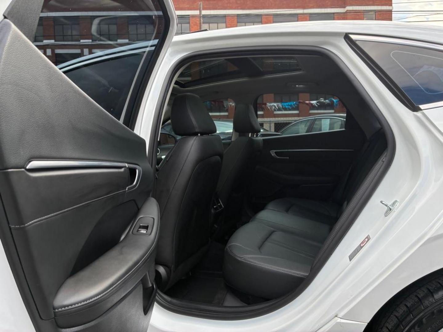 2022 WHITE HYUNDAI SONATA LIMITED (KMHL34J21NA) with an 1.6L engine, Automatic transmission, located at 117 North Cameron Street, Harrisburg, PA, 17101, (717) 963-8962, 40.266762, -76.875259 - WE FINANCE!!! MOST vehicles are available for financing. Good Credit/ Challenged Credit/ No Credit - ALL Trade-Ins Welcomed!!! APPLY ONLINE or CALL us TODAY Please call us to discuss your cash and/or financing options. Thanks for checking our inventory! We're here to help.- Photo#11